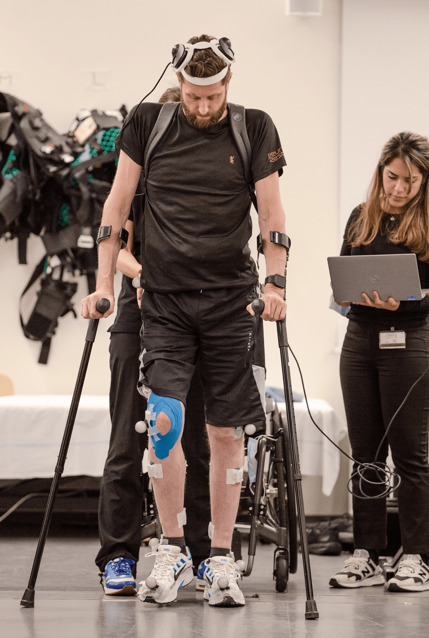 Camminare grazie al pensiero: Gert-Jan Oskam, rimasto paralizzato agli arti inferiori in seguito a un incidente in bicicletta e che ha ripreso a camminare grazie a un ponte digitale fra cervello e midollo spinale, al Politecnico Federale di Losanna