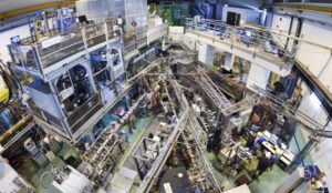 ISOLDE: fin dal 2003, quando Ekkehard Peik e Christian Tamm proposero un orologio nucleare basato sulla transizione tra lo stato fondamentale del nucleo di torio-229 e il primo stato superiore a più alta energia (chiamato isomero), i ricercatori hanno fatto a gara