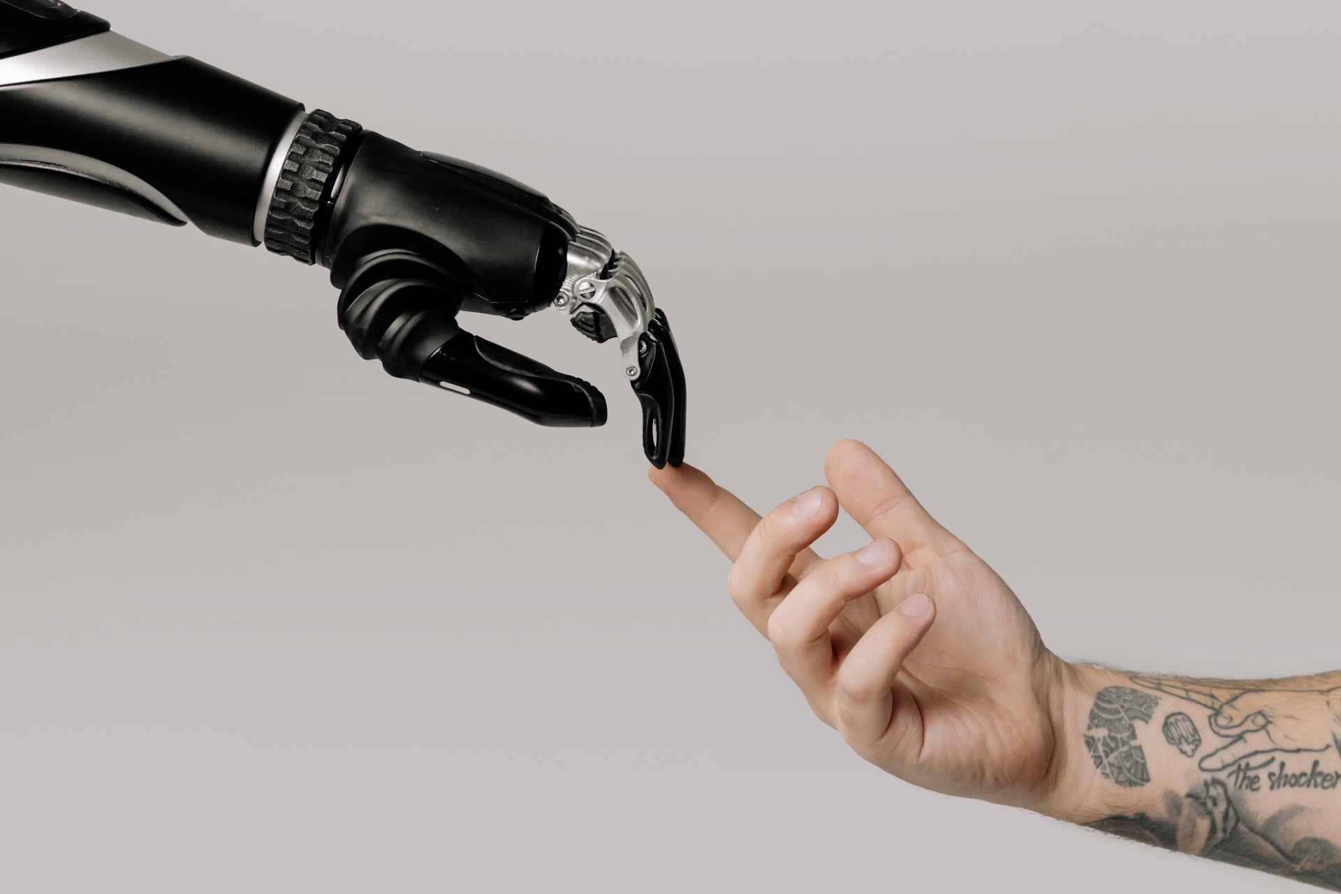 Futuro del lavoro: incontro tra una mano robotica e un arto umano, richiamo alla celebre opera di Michelangelo: la fusione tra l'umanità e la tecnologia avanzata informerà il futuro di ciascuno di noi