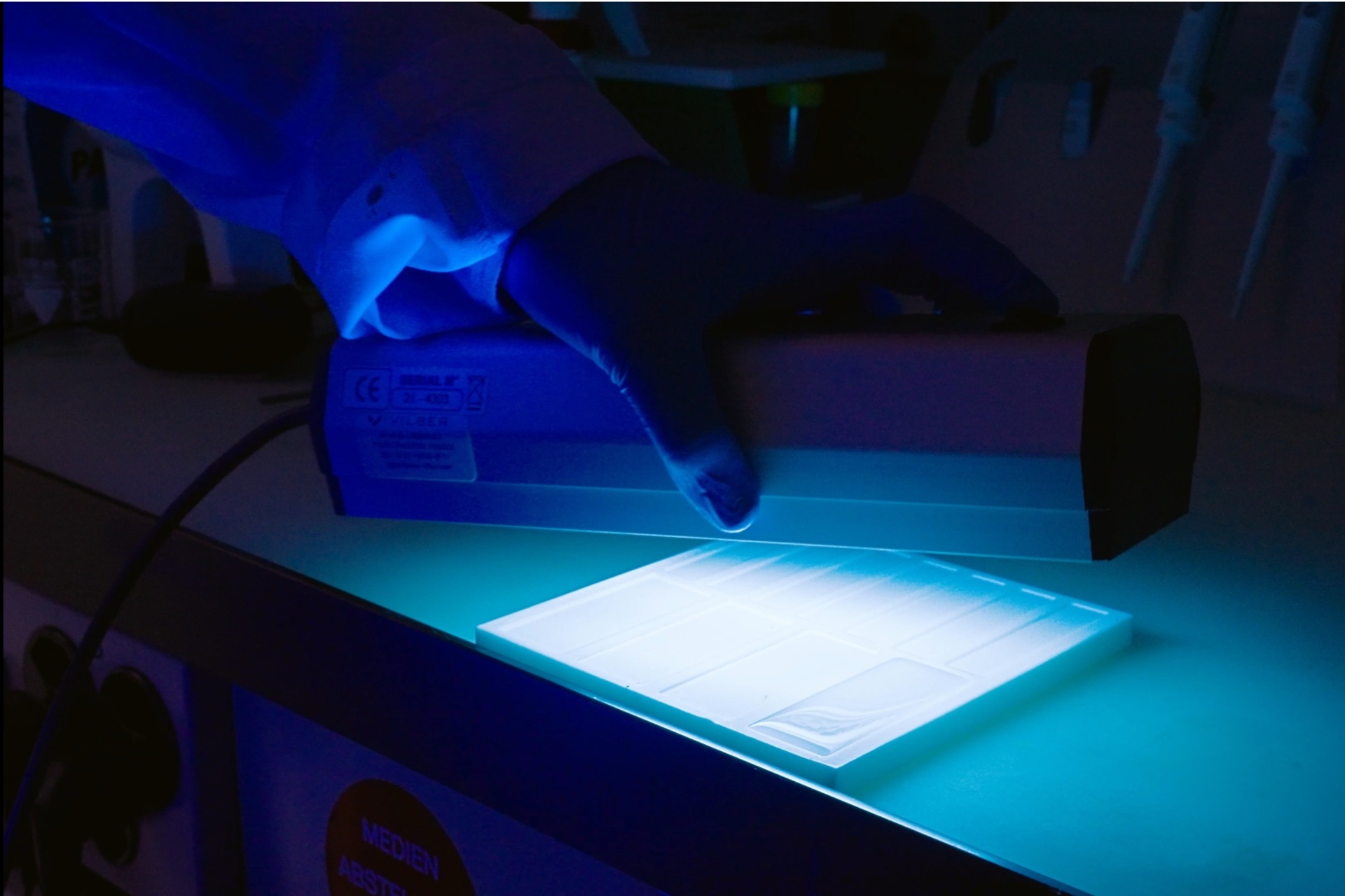 Cerotto: il materiale idrogel sintetico del cerotto sensore sviluppato presso l'EMPA di San Gallo e il Politecnico Federale di Zurigo è composto da quattro diverse sostanze acriliche