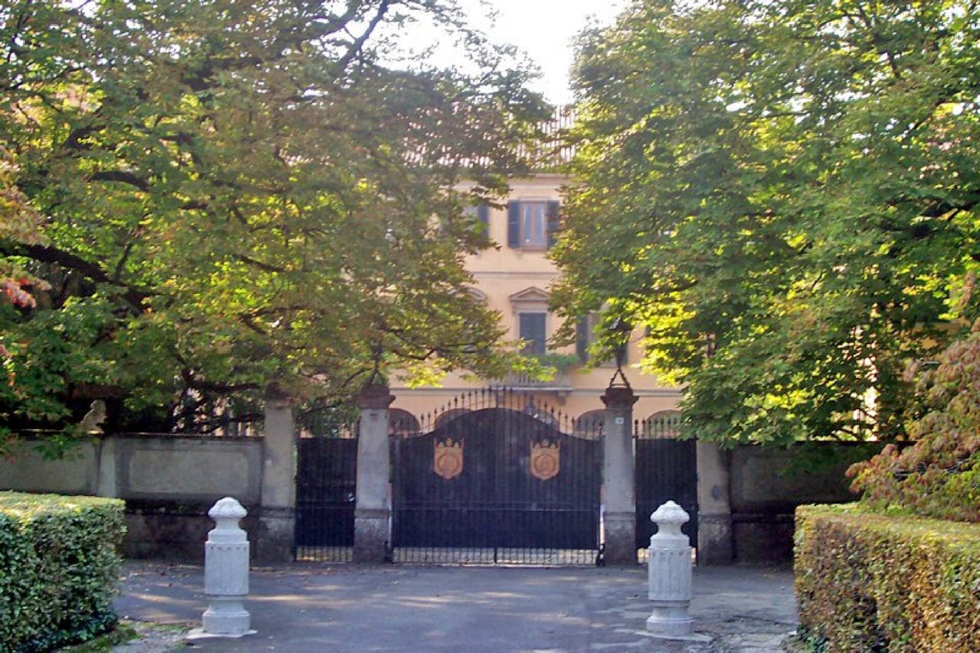 Berlusconi: Villa San Martino ad Arcore, vicino Monza, ha rappresentato il buon retiro di Silvio Berlusconi, politico e tycoon, sino alla morte il 12 giugno 2023