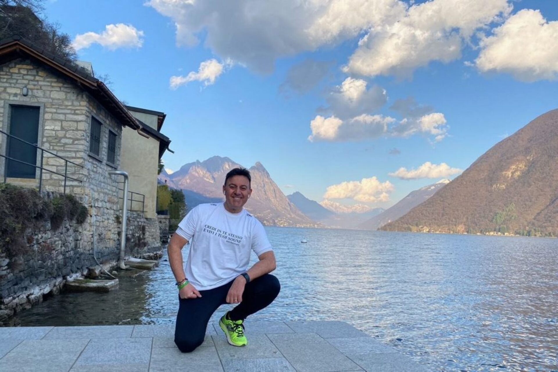 Mettersi al volante: il pilota Leonardo Isolani durante una sessione di allenamento sulle rive del lago di Lugano