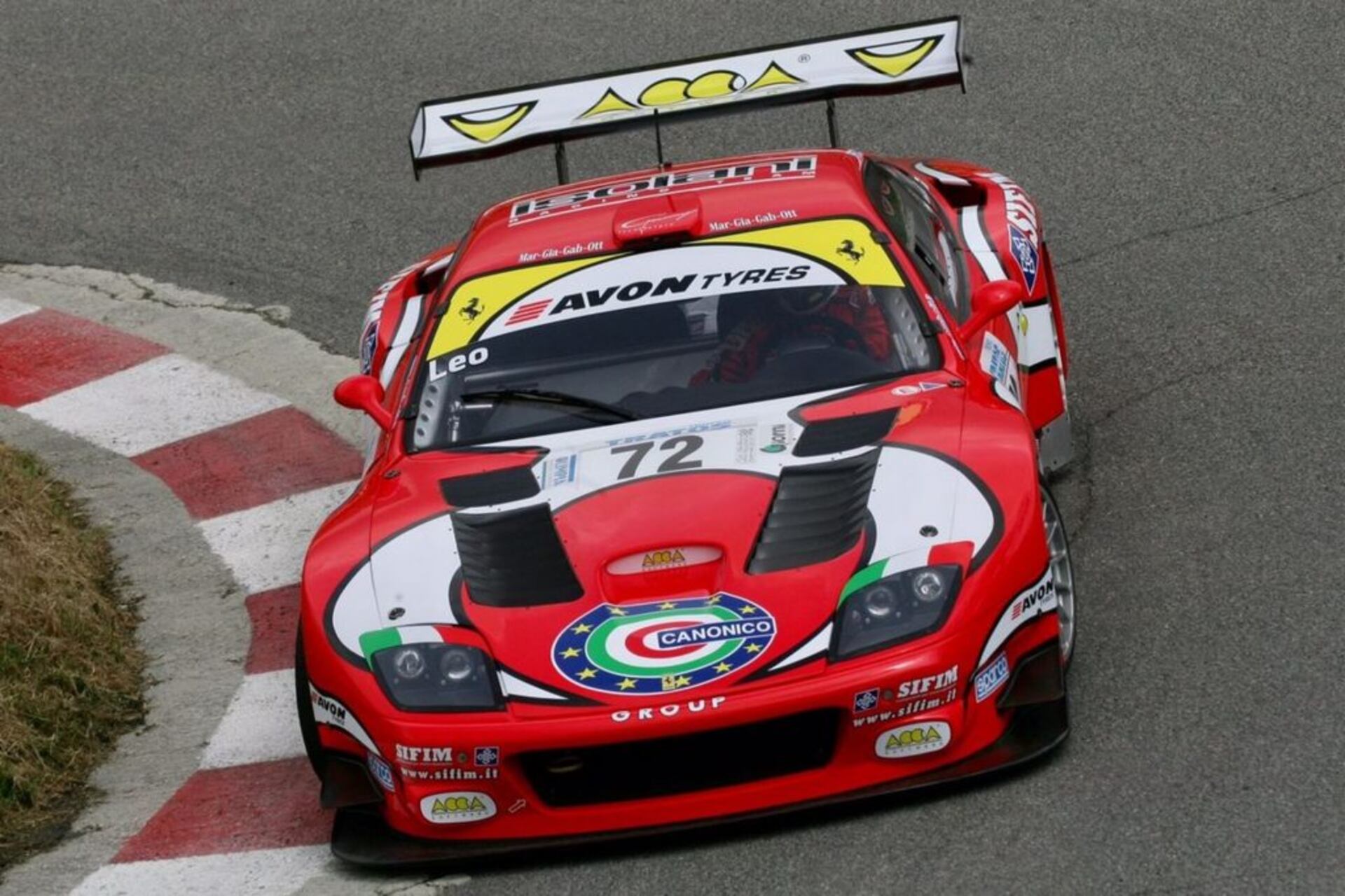Mettersi al volante: la Ferrari 575 GTC del Team Isolani Corse impegnata in una probante gara in salita