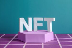 Tokenance: un Non-Fungible Token (NFT, in italiano “Gettone Non Fungibile o “Gettone Non Riproducibile”) è un tipo speciale di token, che rappresenta l'atto di proprietà e il certificato di autenticità, scritto su catena di blocchi, di un bene unico (digitale o fisico); i gettoni non fungibili non sono quindi reciprocamente intercambiabili, risultando perciò in contrasto con le criptovalute, come Bitcoin e molti gettoni di rete o di utilità, che sono per loro stessa natura fungibili, ovvero possono essere duplicati infinite volte in copie esattamente identiche ed interscambiabili