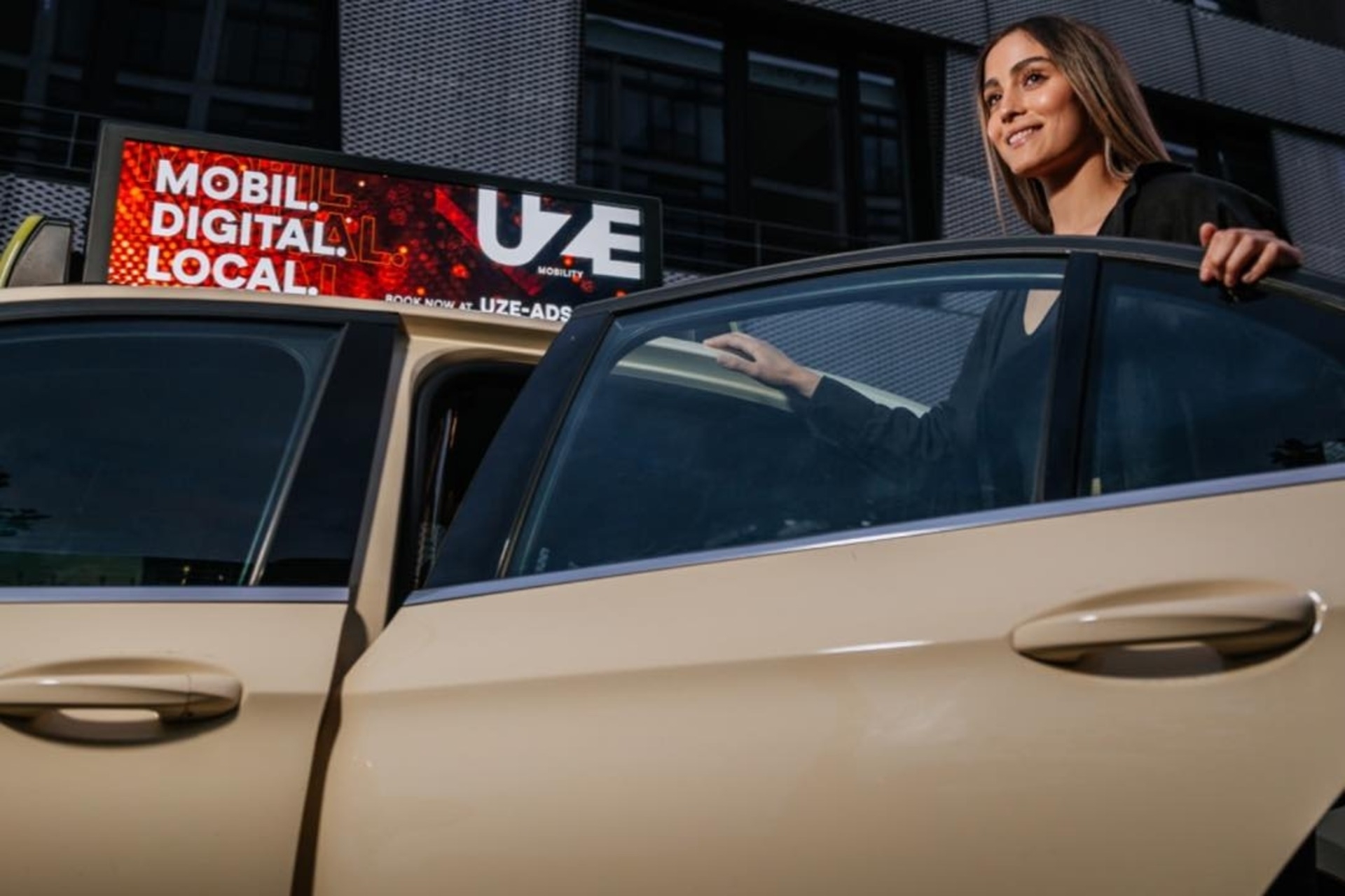 Traffico più pulito: UZE Mobility, la start-up di Brema fondata da Alexander Nils Jablovski, ha lanciato un’inedita insegna luminosa e digitale che si presta per molteplici applicazioni, alcune delle quali scientifiche