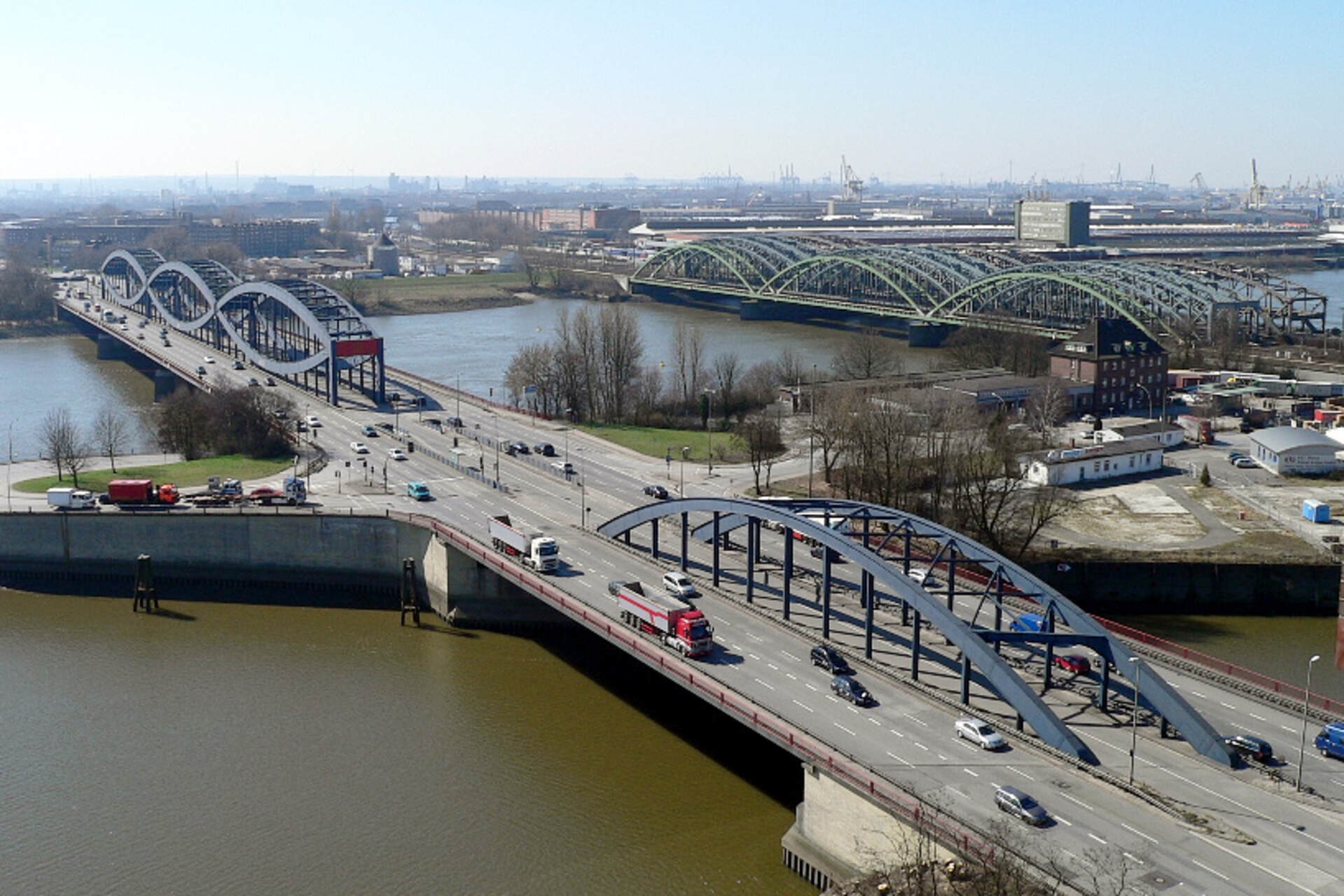 Traffico più pulito: il Neue and Freihafen-Elbbrücke di Amburgo: la raccolta dei dati sulle emissioni di anidride carbonica nel traffico urbano sono state effettuate da UZE Mobility e T-Systems nella città anseatica
