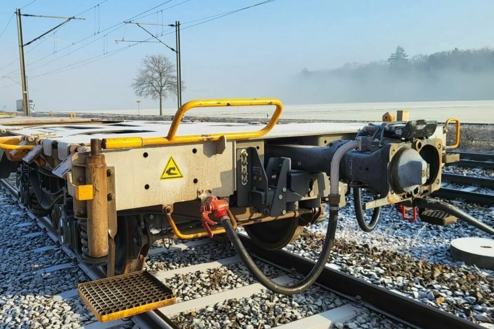 Treno merci digitale: il treno pilota "DAC+" dotato di un accoppiamento automatico con linea dati numerica