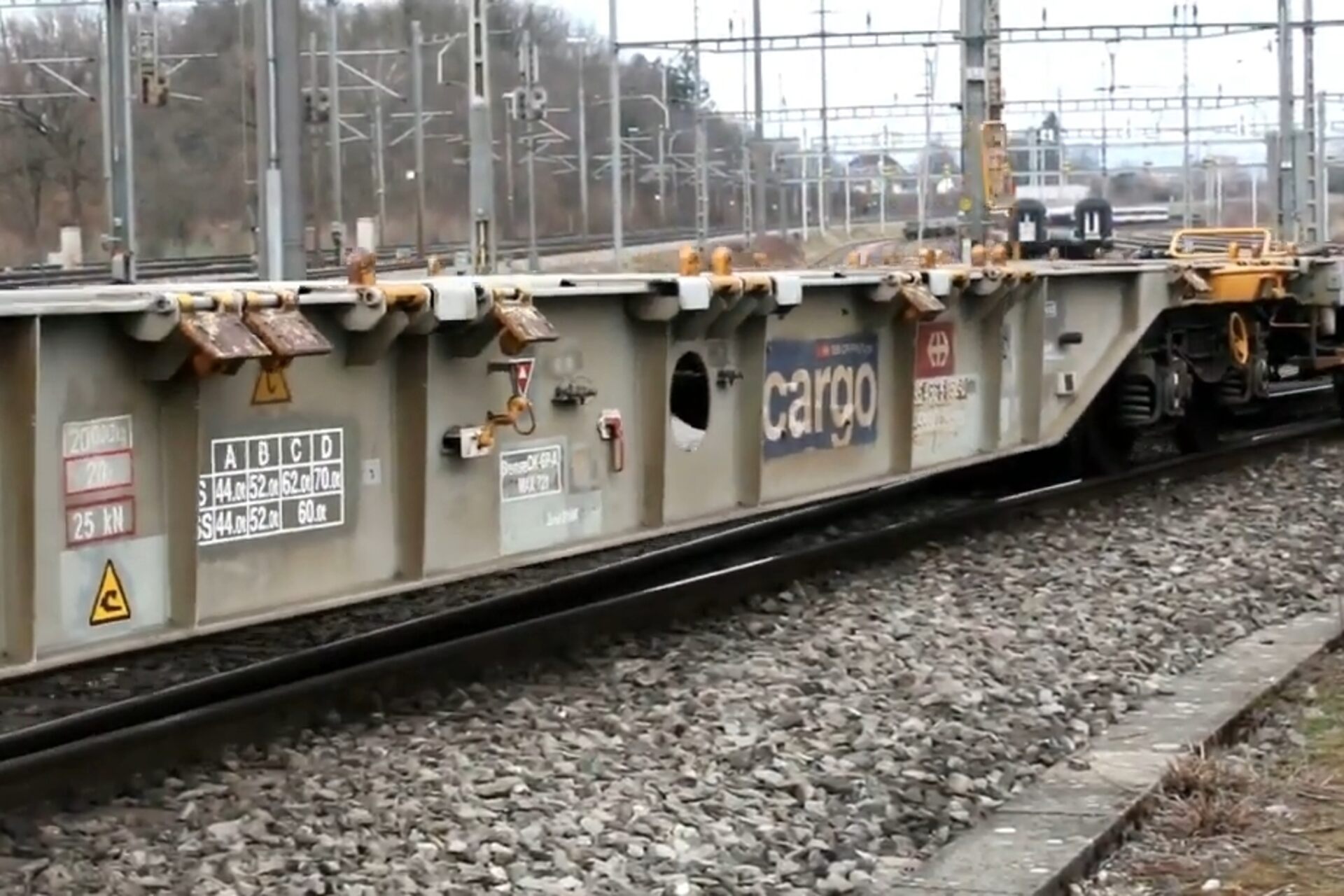 Treno merci digitale: il treno pilota "DAC+" dotato di un accoppiamento automatico con linea dati numerica