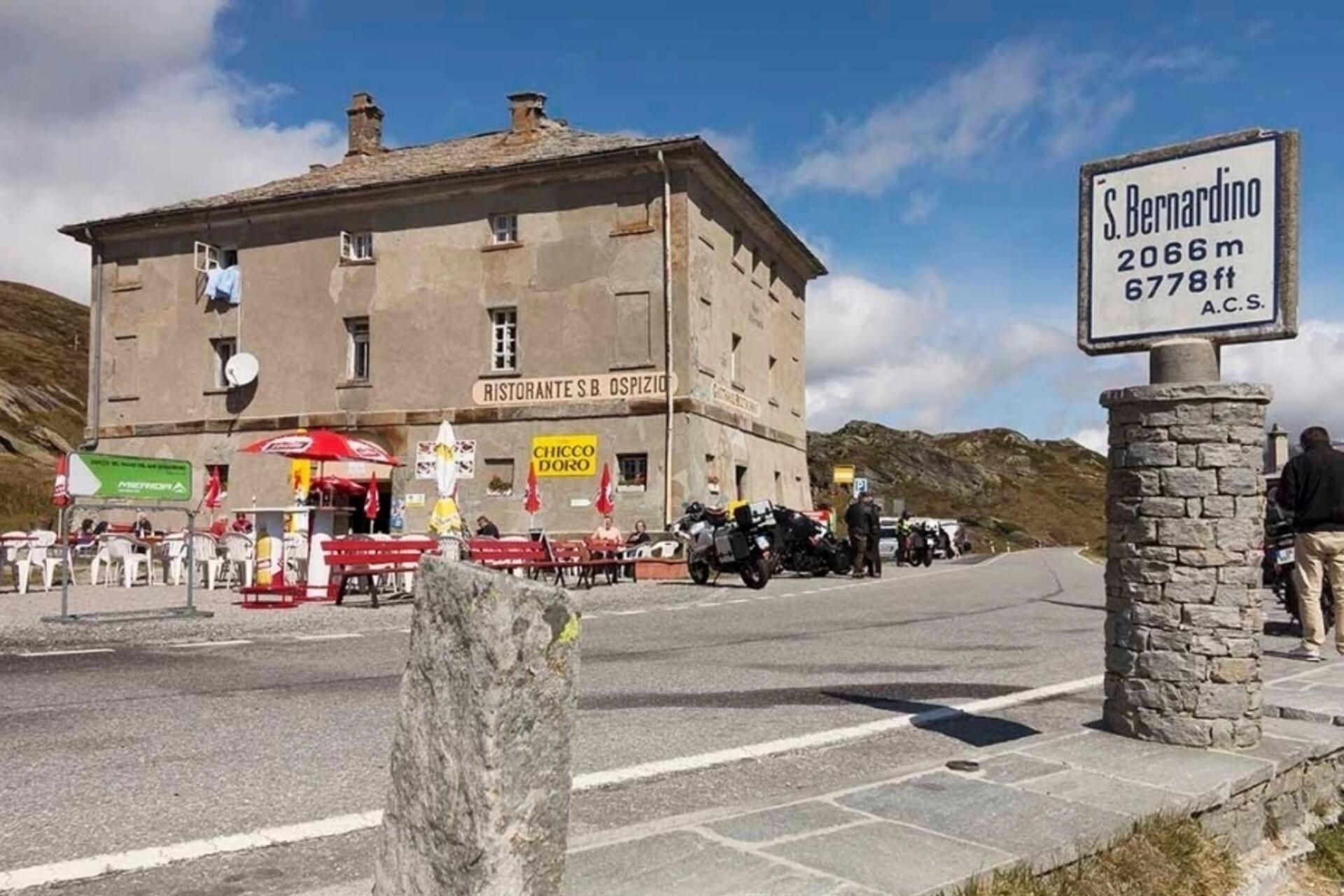 San Bernardino Lab: il Passo del San Bernardino è un valico alpino a 2066 metri sul livello del mare nel Cantone dei Grigioni in Svizzera, situato sullo spartiacque tra il bacino del Po e quello del Reno