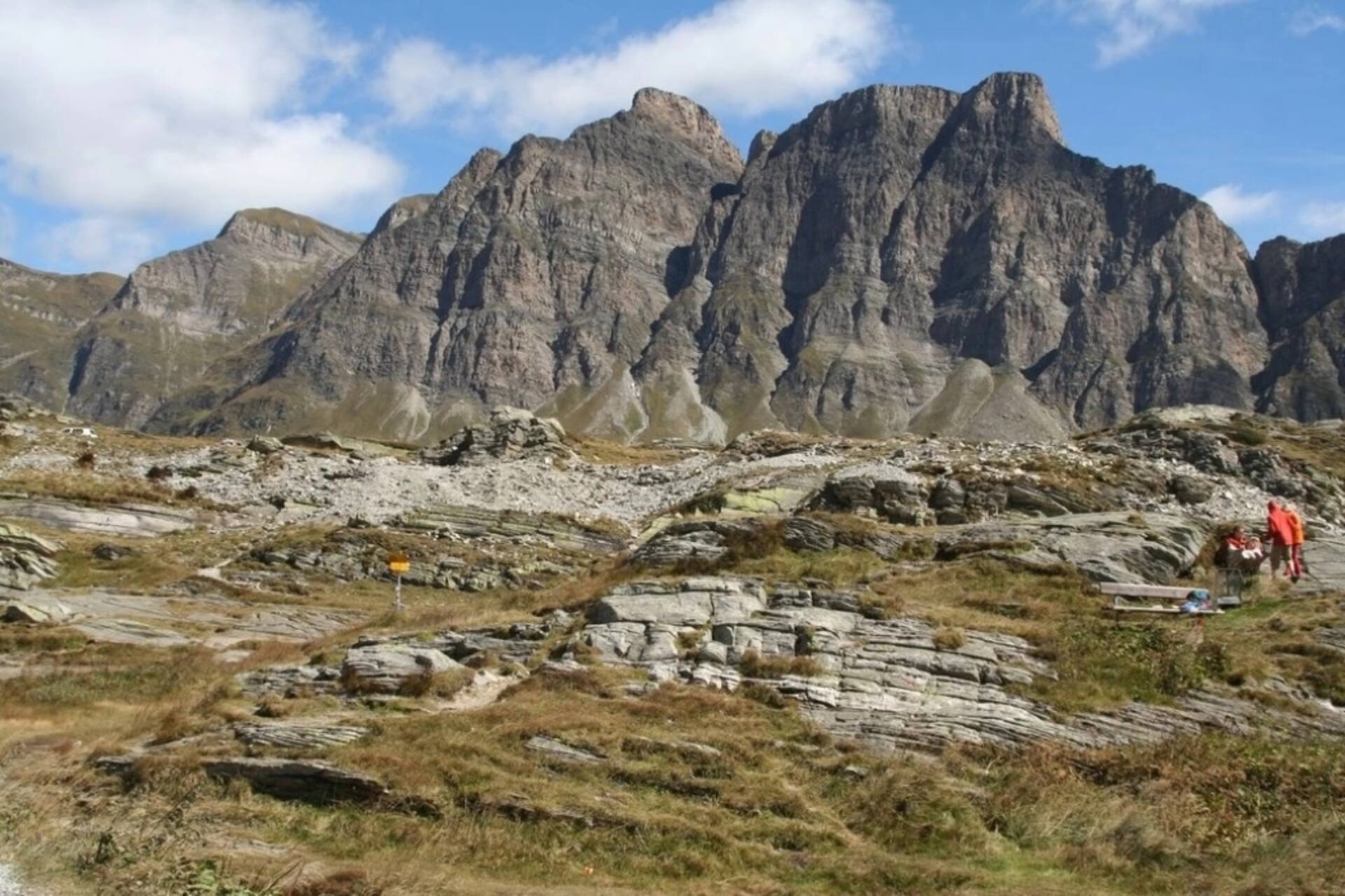 San Bernardino Lab: il Passo del San Bernardino è un valico alpino a 2066 metri sul livello del mare nel Cantone dei Grigioni in Svizzera, situato sullo spartiacque tra il bacino del Po e quello del Reno