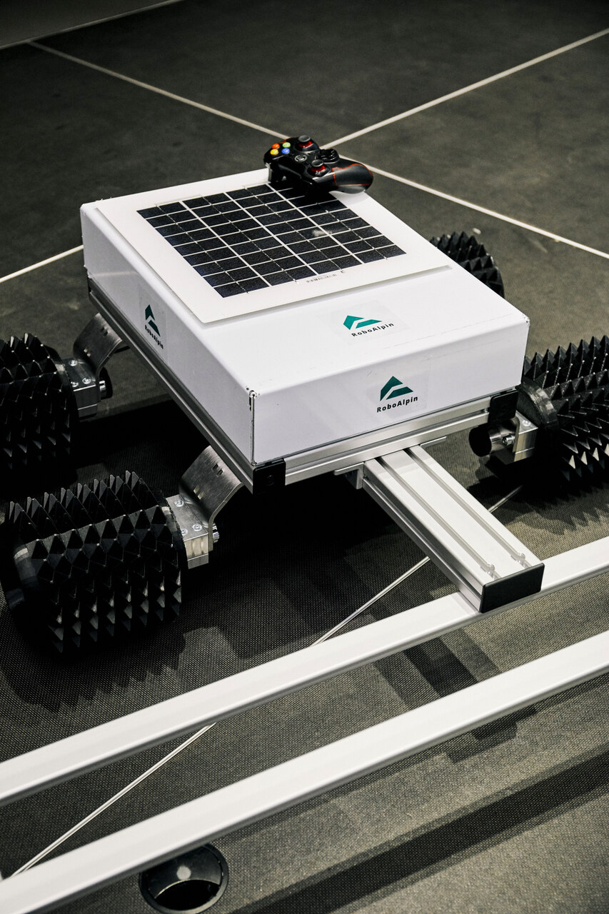 NOI Techpark: RoboAlpin, premiato al NOI Techpark di Bolzano fra le start-up, è un robot semiautonomo per la falciatura di terreni scoscesi, destinato a migliorare il lavoro nell'agricoltura di montagna