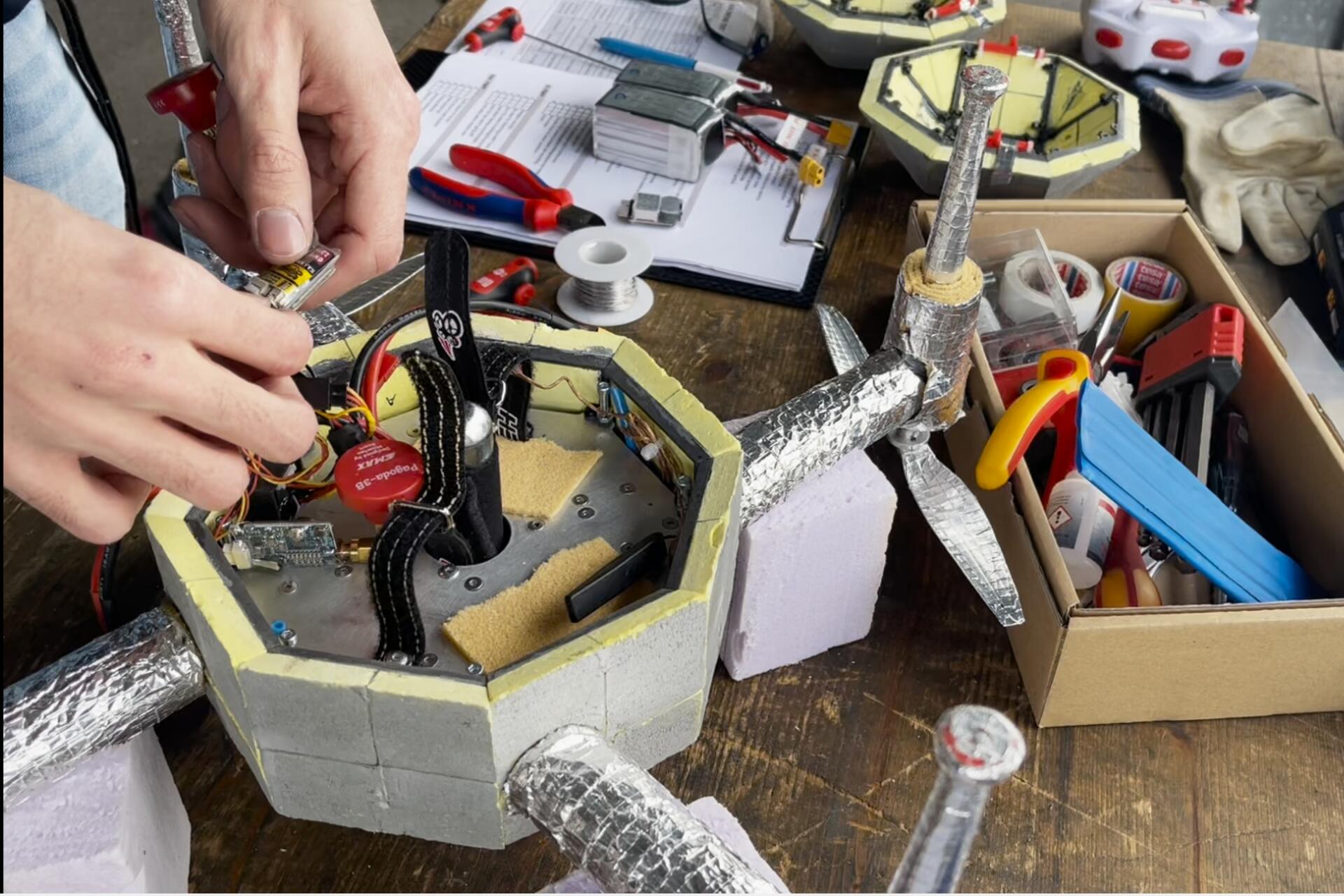 Drone: il rivestimento di poliimmide, silice e fibre di vetro