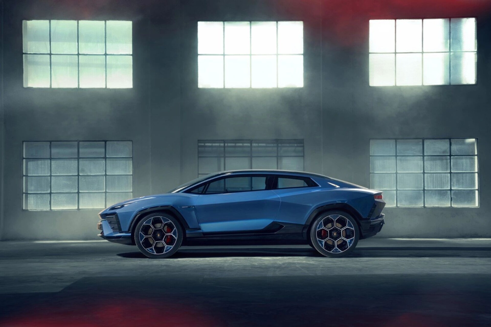 Lanzador: il carattere sportivo della Revuelto e la versatilità della Urus fusi in un concetto di GT Lamborghini votato alla decarbonizzazione e all'elettrificazione