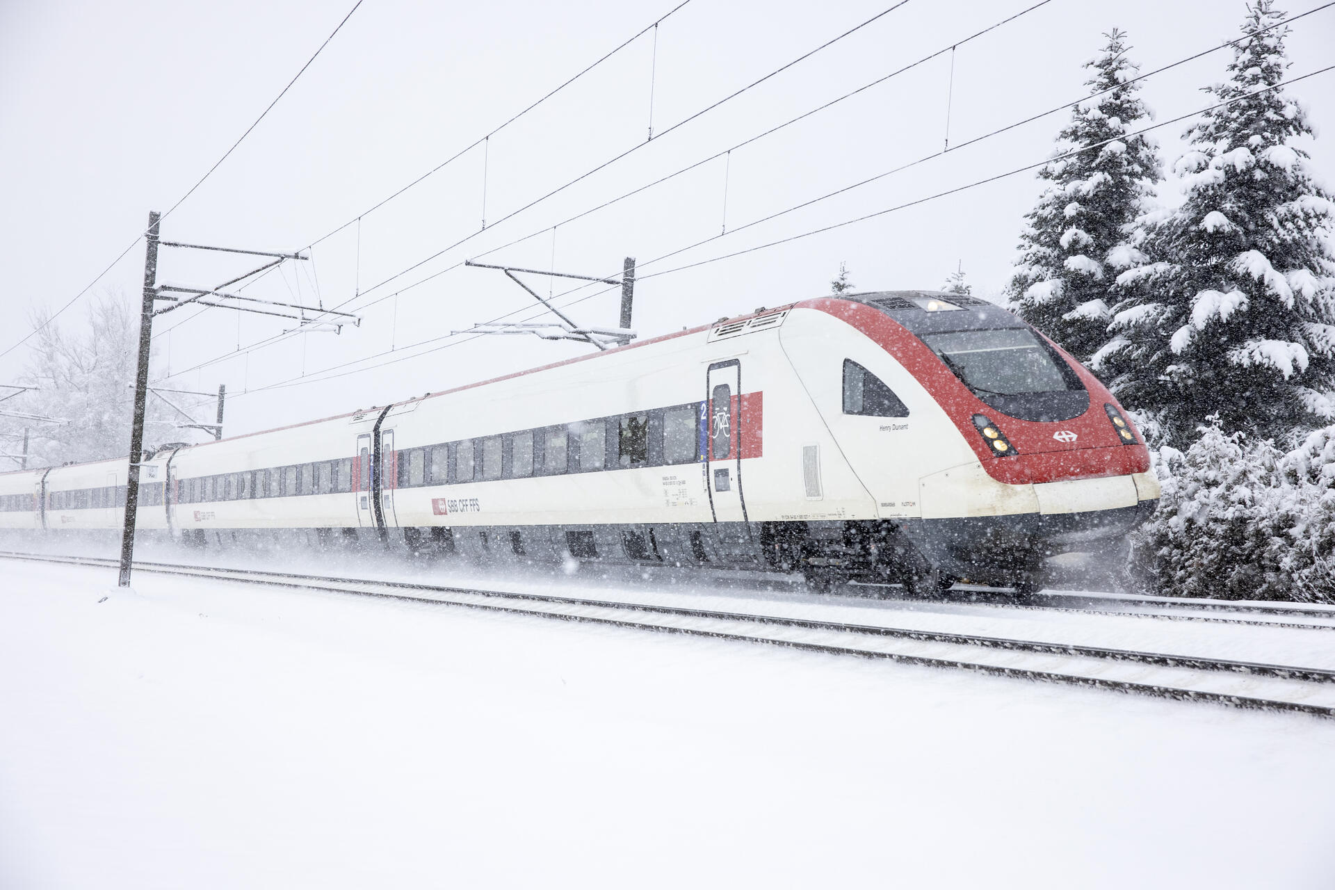 Puntualità: un treno comune della SBB CFF FFS in viaggio