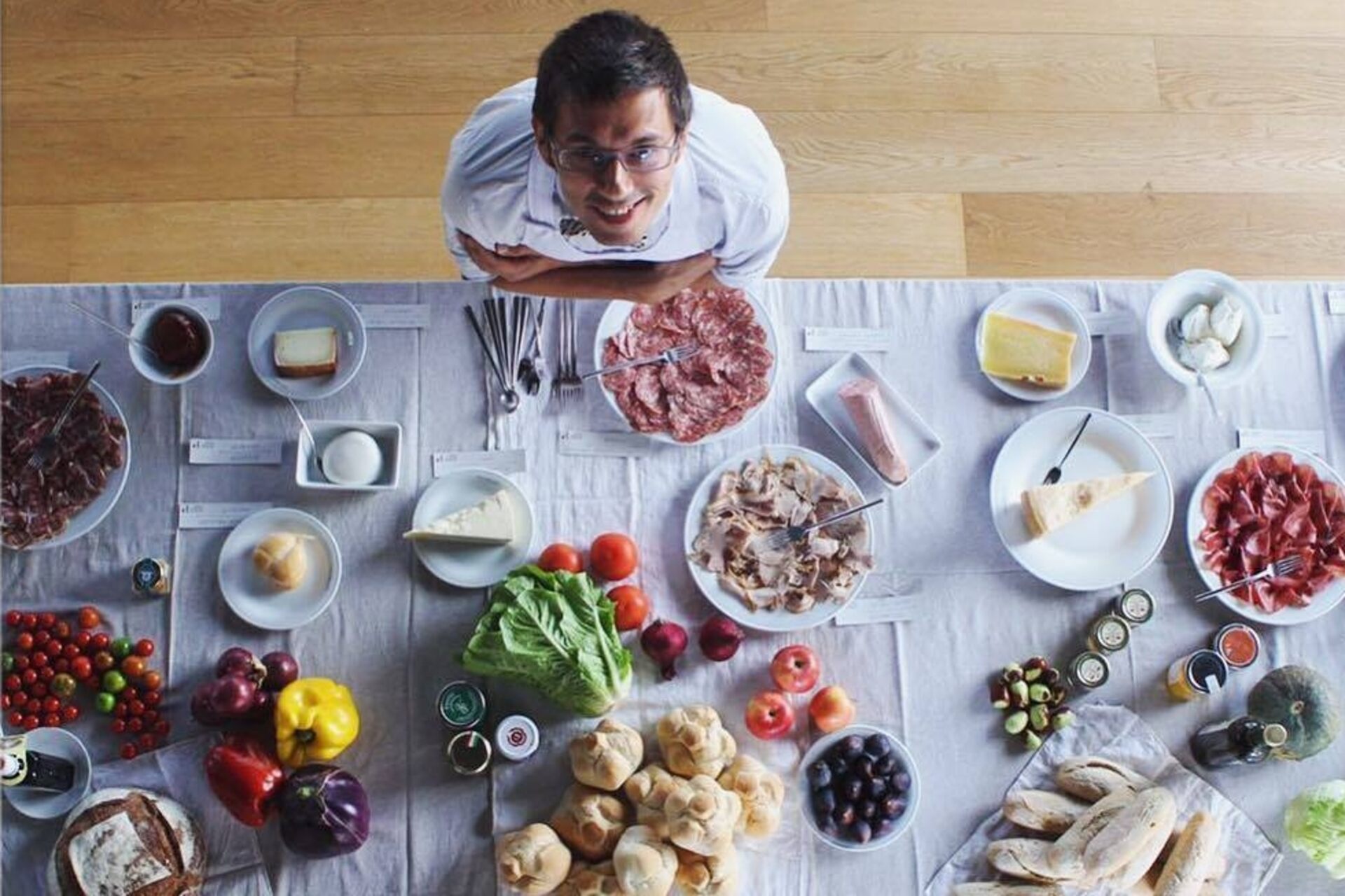 Panino gourmet: Daniele Reponi con gli ingredienti di una delle sue... creazioni