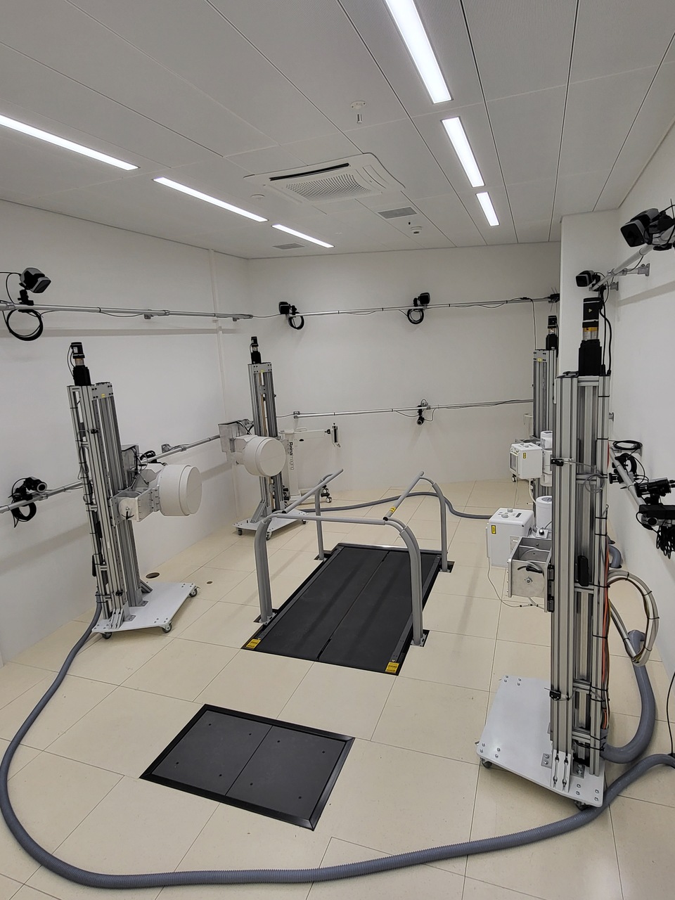 Raggi X: grazie al “Dynamic Imaging Center" di Berna, le immagini diagnostiche di una persona in movimento possono essere scattate simultaneamente da due angolazioni diverse
