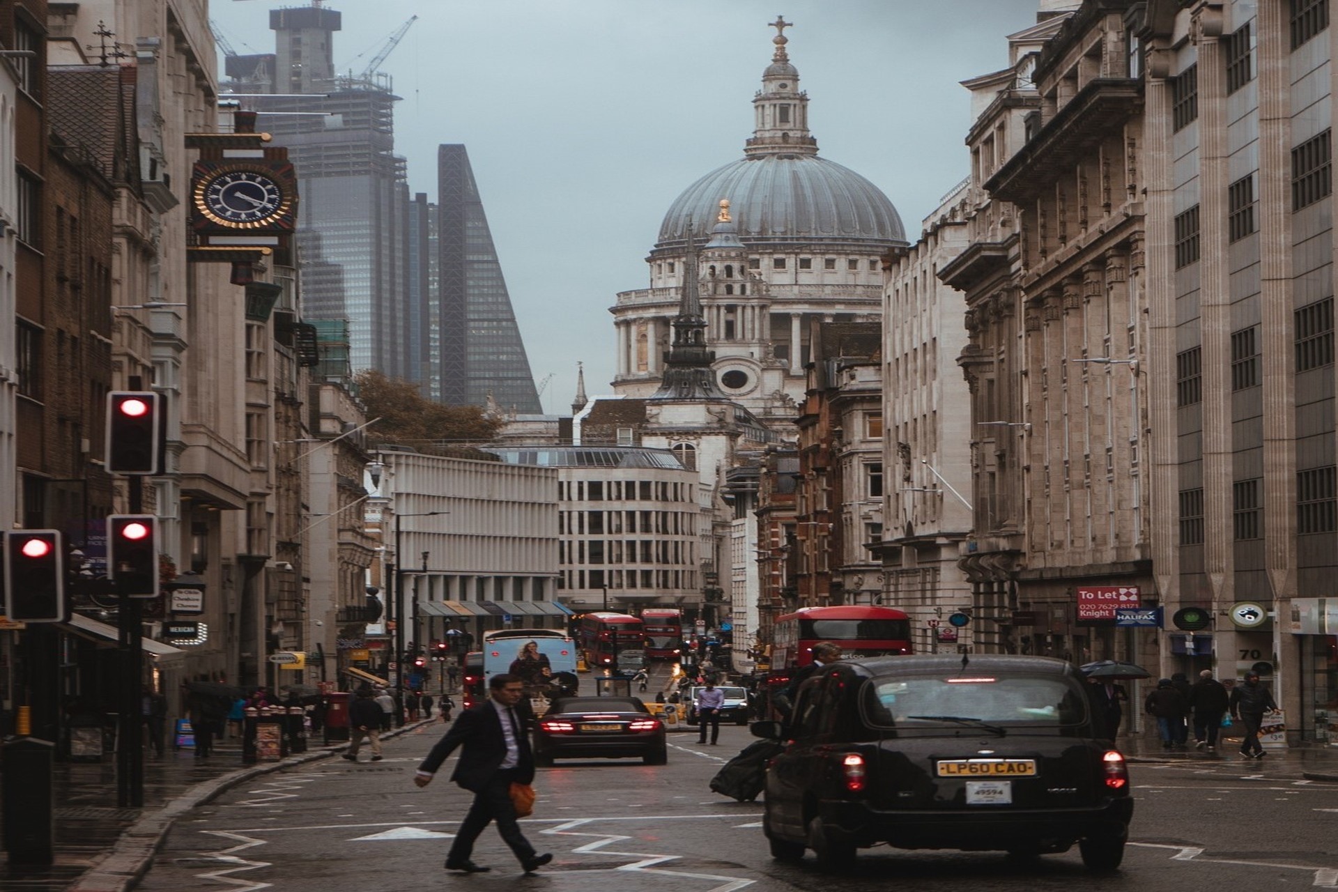 Smart City: con le ULEZ l'accesso dei veicoli ai quartieri è regolato in giorni e orari stabiliti Smart City: Ultra Low Emission Zone la sostenibilità vincente di Londra