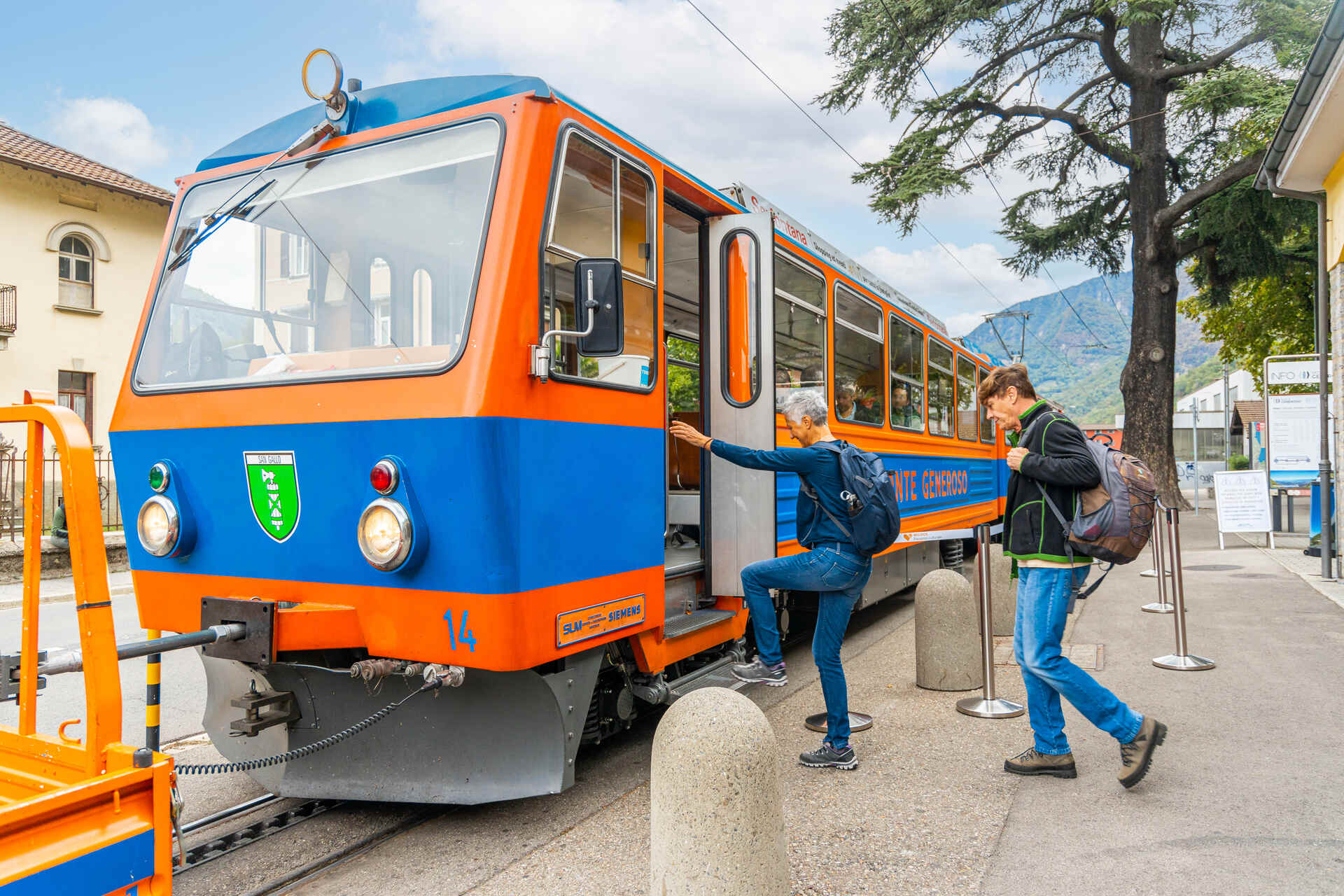 Monte Generoso: i classici vagoni blu e arancione della ferrovia
