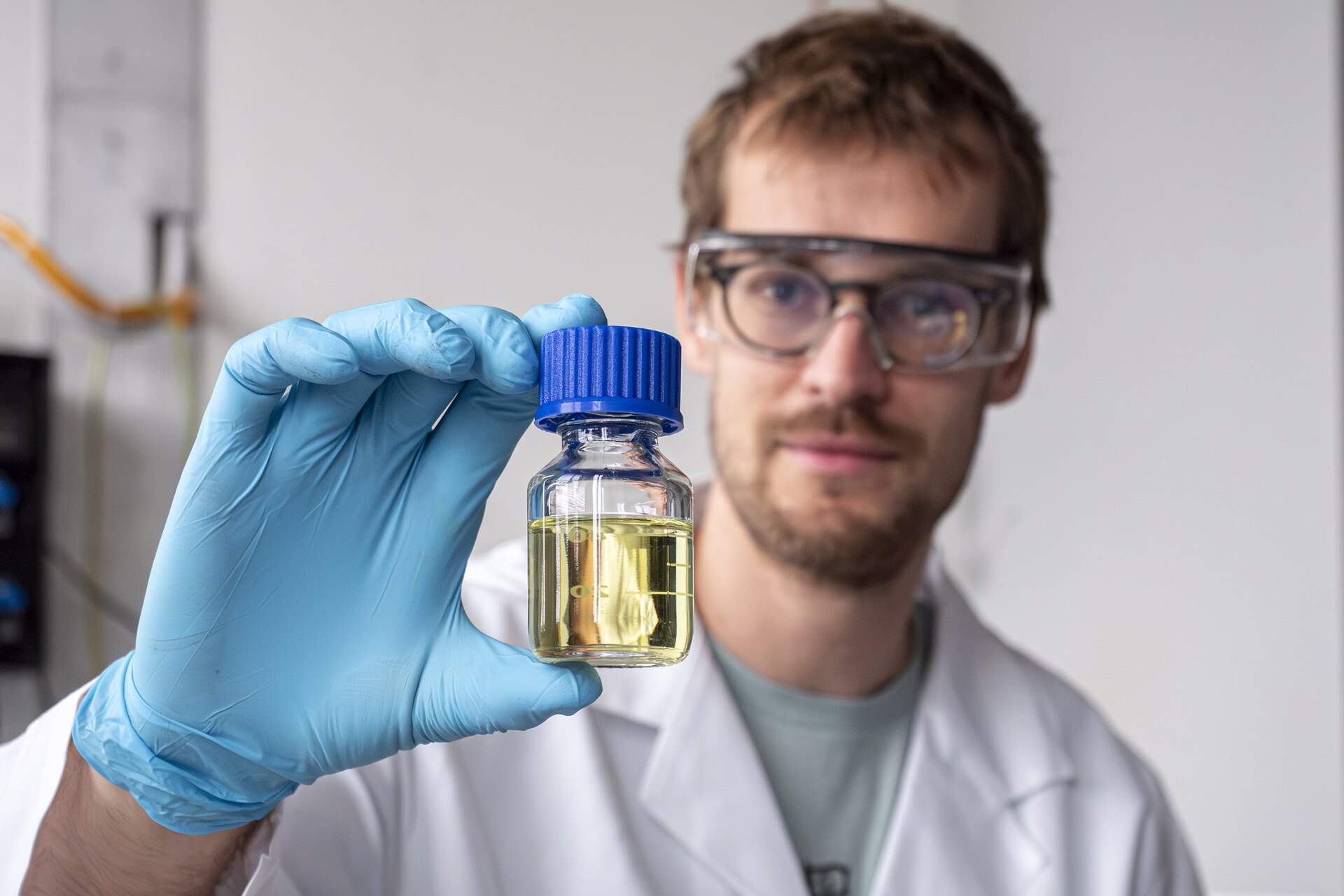 Batterie: David Reber, giovane ricercatore dell’EMPA in Svizzera, intende disaccoppiare completamente l'accumulo di energia dalla soluzione elettrolitica per svecchiare i tradizionali concetti della batteria a flusso a base d’acqua