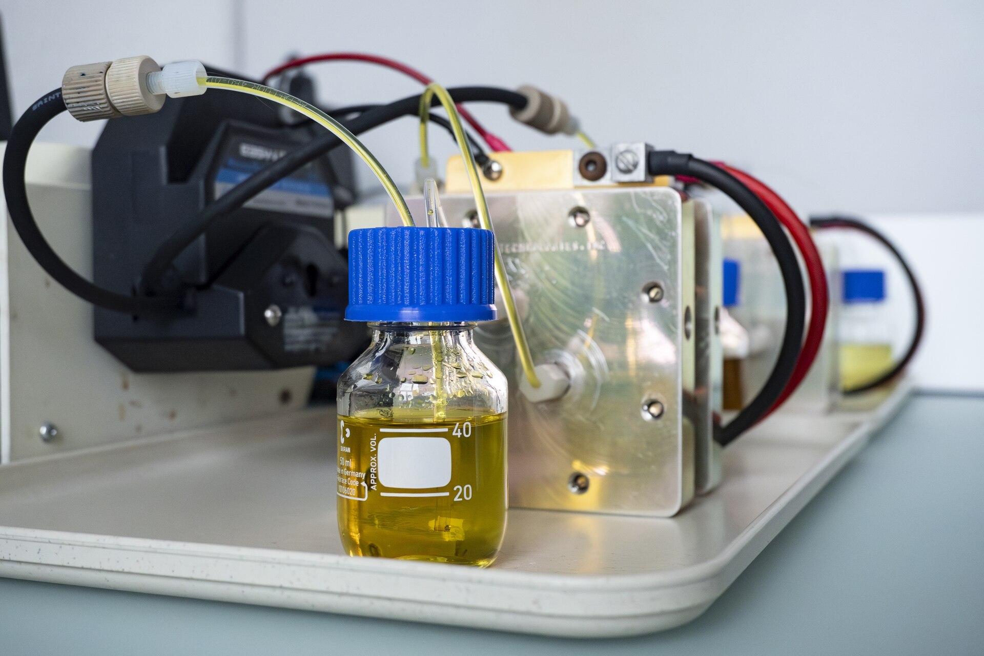 Batterie: David Reber, giovane ricercatore dell’EMPA in Svizzera, intende disaccoppiare completamente l'accumulo di energia dalla soluzione elettrolitica per svecchiare i tradizionali concetti della batteria a flusso a base d’acqua