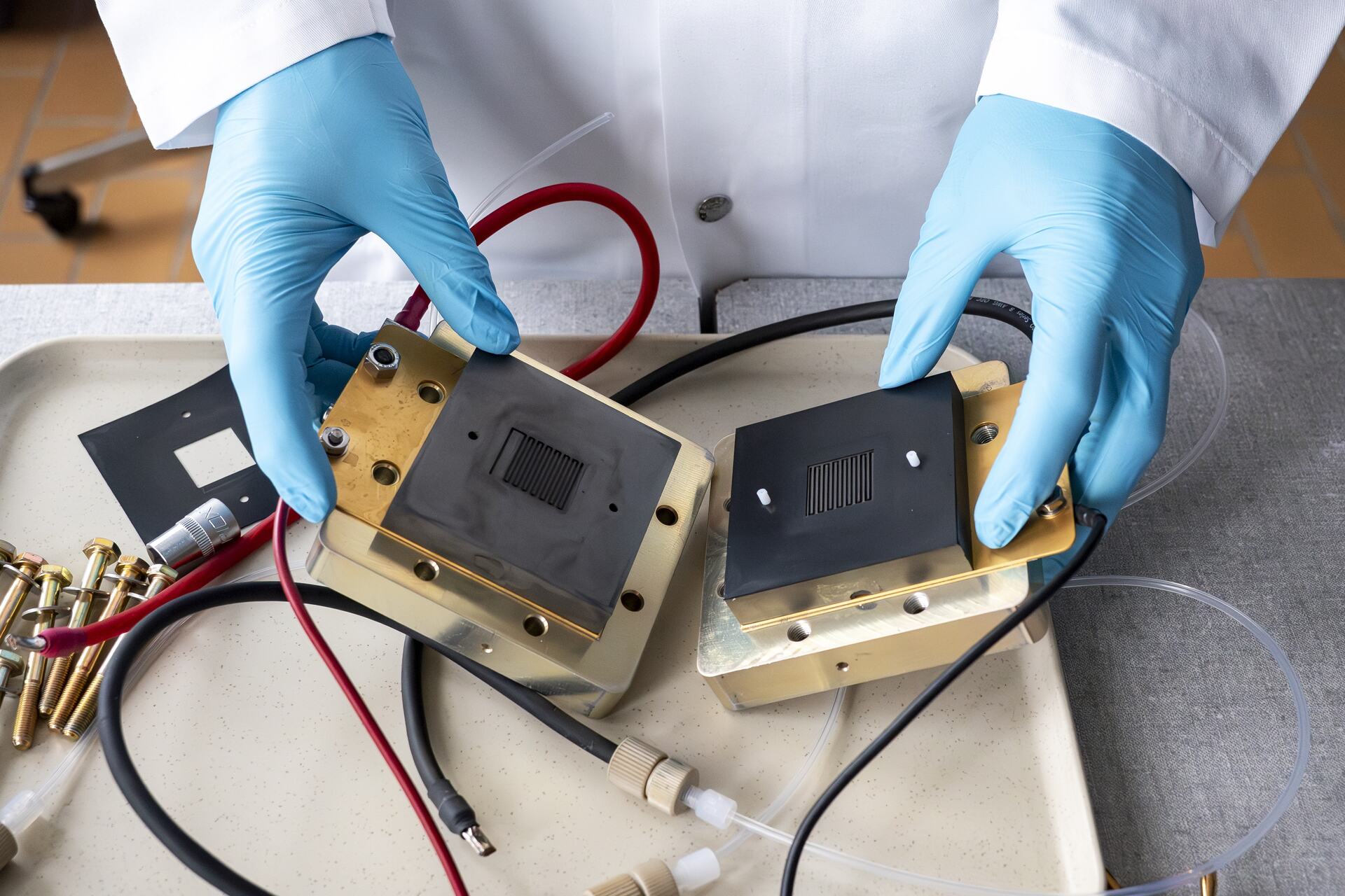 Batterie: David Reber, giovane ricercatore dell’EMPA in Svizzera, intende disaccoppiare completamente l'accumulo di energia dalla soluzione elettrolitica per svecchiare i tradizionali concetti della batteria a flusso a base d’acqua