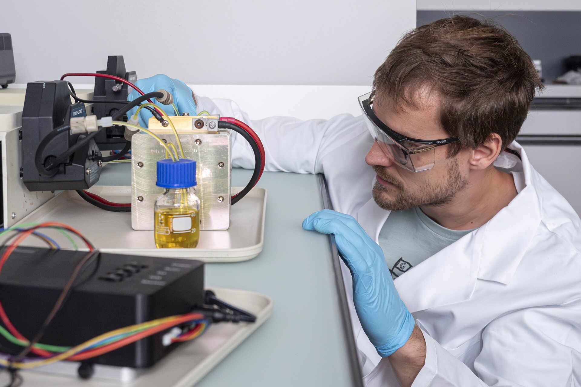 Batterie: David Reber, giovane ricercatore dell’EMPA in Svizzera, intende disaccoppiare completamente l'accumulo di energia dalla soluzione elettrolitica per svecchiare i tradizionali concetti della batteria a flusso a base d’acqua