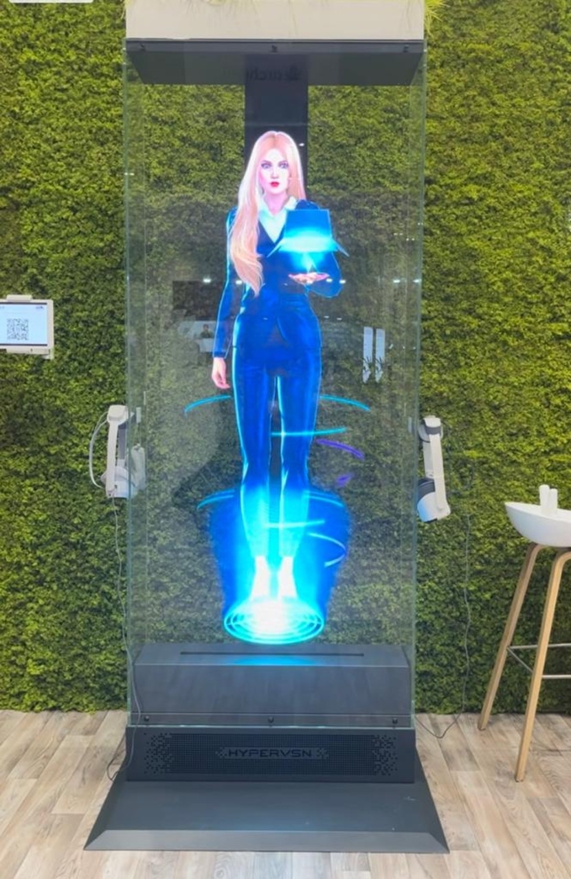 Olotrasporto: grazie ad un “green screen”, la figura della persona viene scontornata e proiettata da Media Engineering sul dispositivo