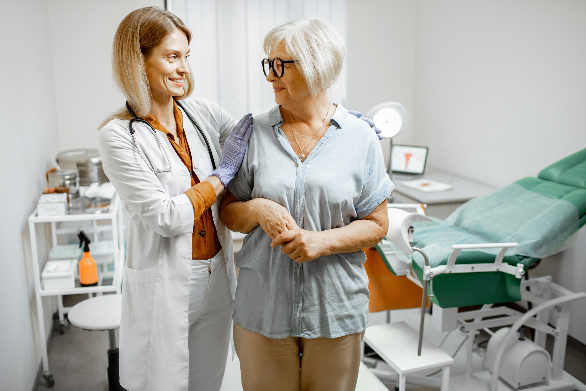 Menopausa: il calo degli estrogeni rende le donne più esposte a patologie