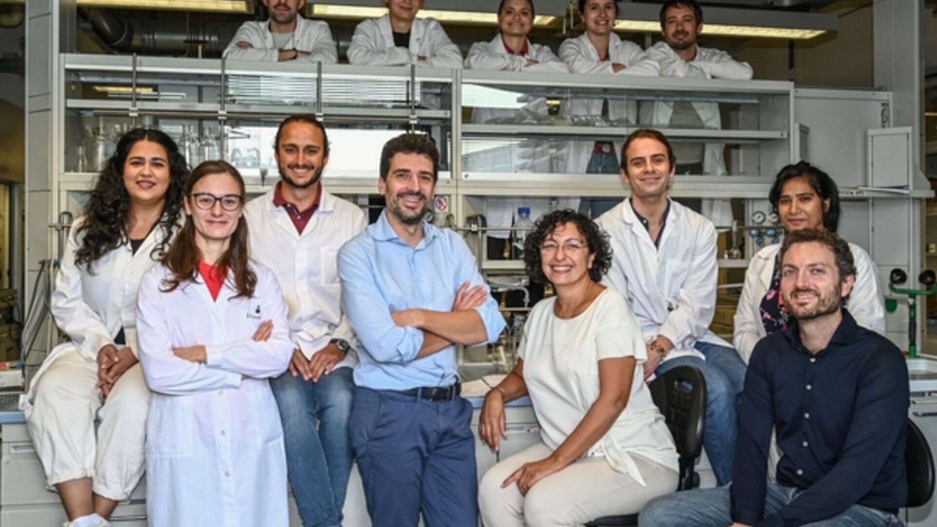 Crostacei: Claudia Crestini e Matteo Gigli in laboratorio con i ricercatori e le ricercatrici del loro team presso l’Università Ca’ Foscari di Venezia