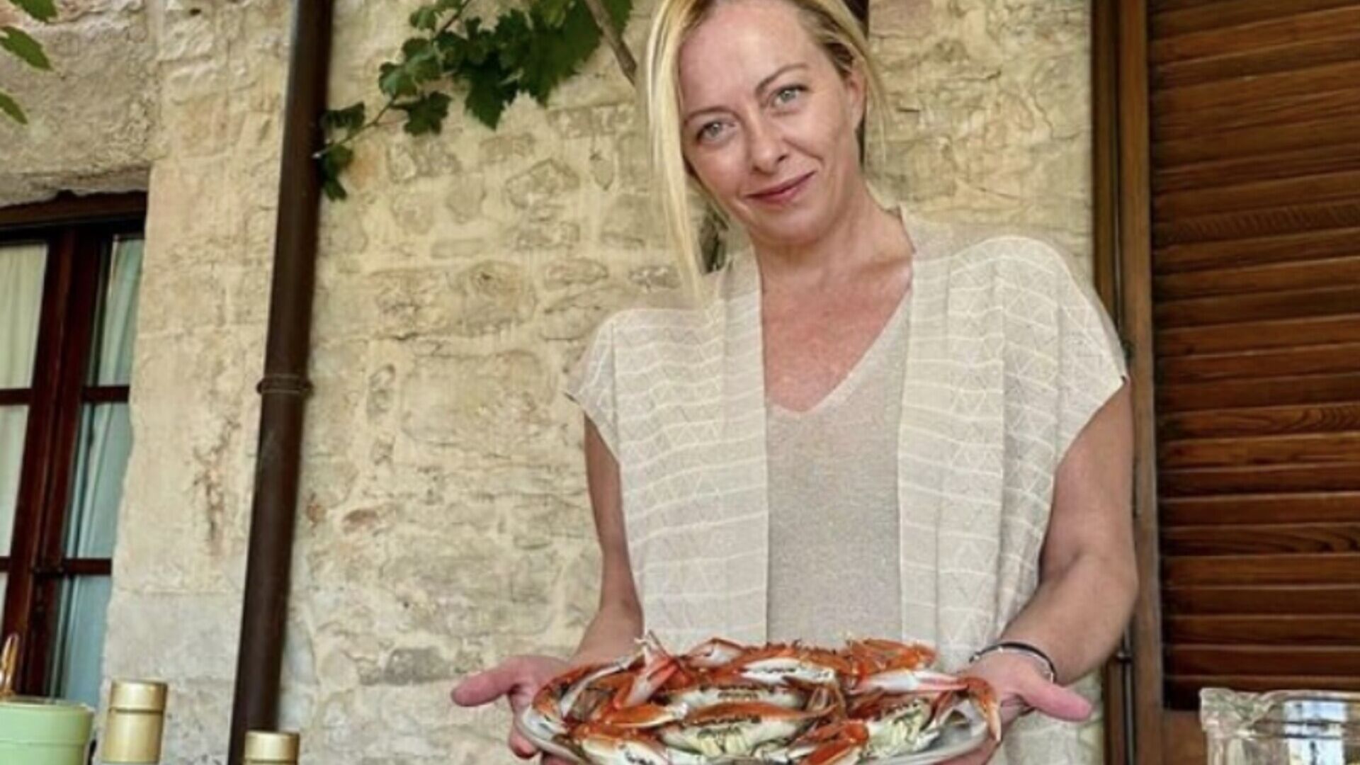Crostacei: Giorgia Meloni, presidente del Consiglio dei Ministri italiano, ci ricorda la bontà della polpa del granchio blu