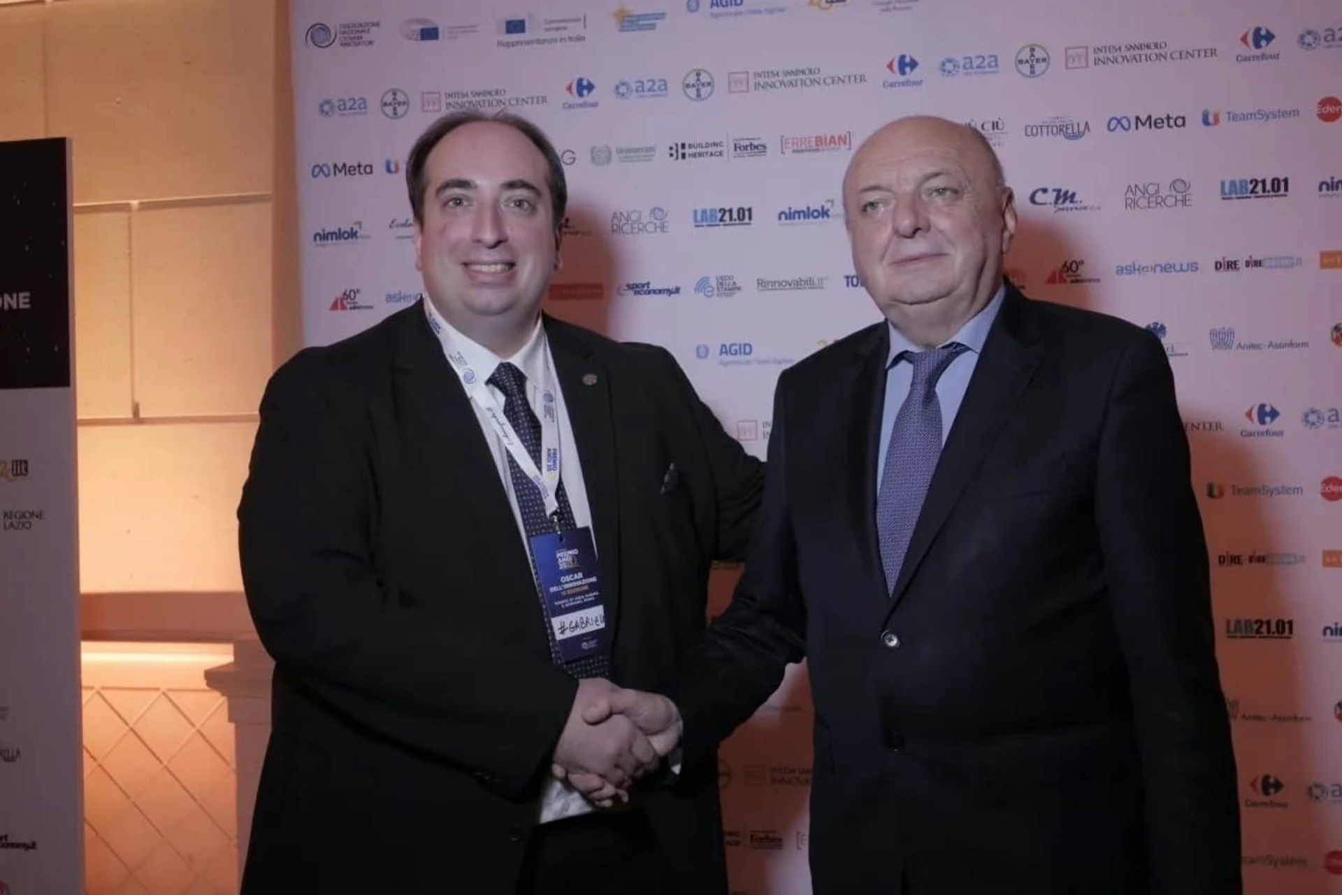 Oscar dell’Innovazione: Gabriele Ferrieri, Presidente dell’Associazione Nazionale Giovani Innovatori, e Gilberto Pichetto Fratin, Ministro italiano dell'Ambiente e della Sicurezza Energetica