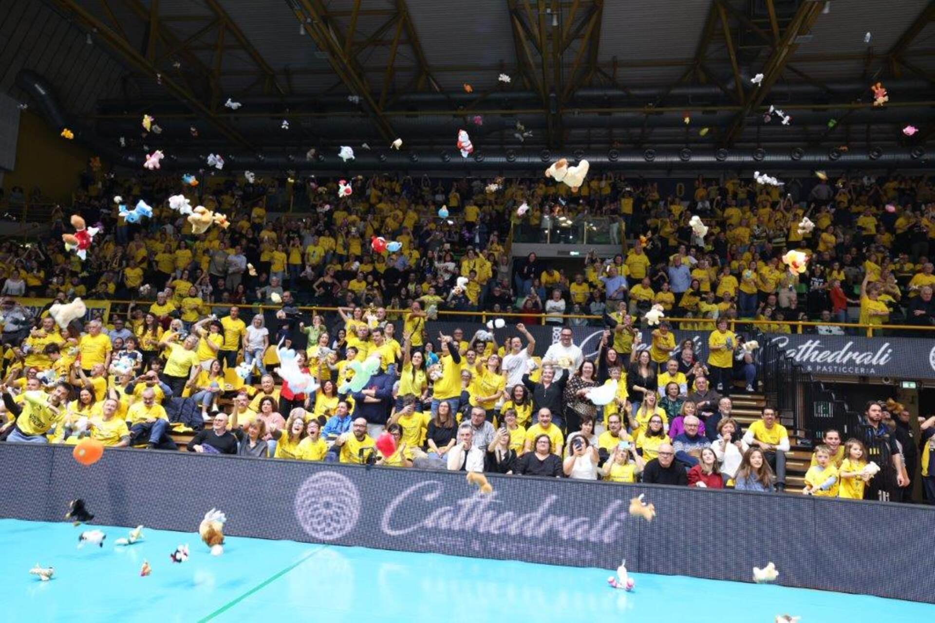 Teddy Toss: il Modena Volley è stata la prima squadra pallavolistica italiana a lanciare nel 2019 l’iniziativa Teddy Toss in favore dei bambini ammalati negli ospedali