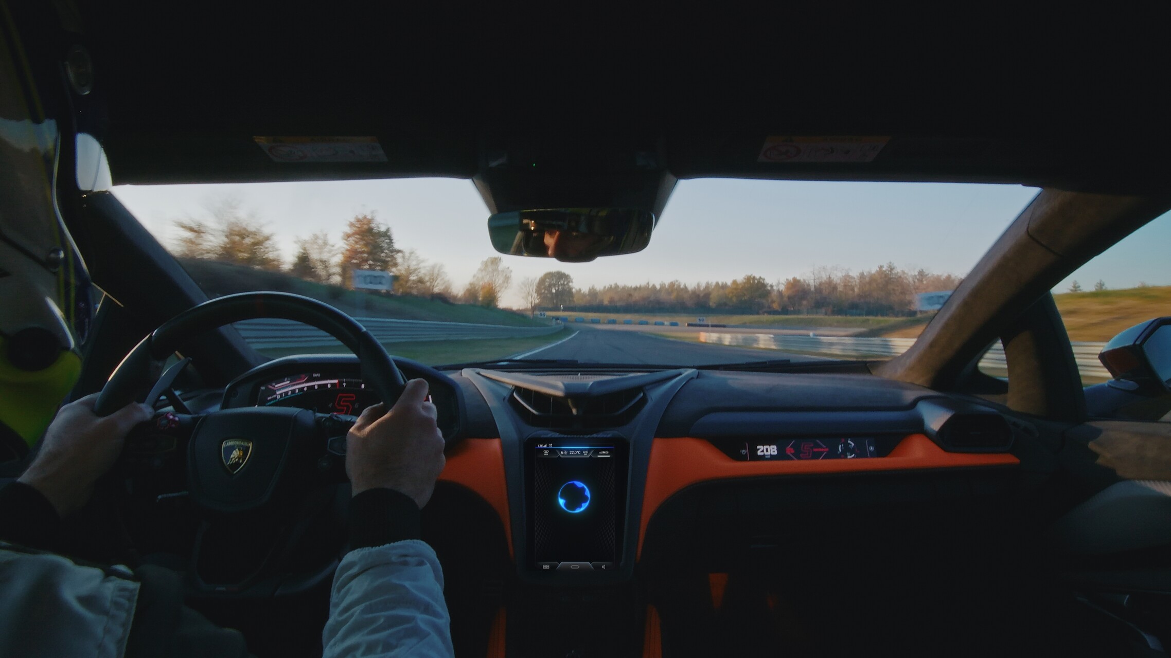 Telemetry X: Lamborghini ha sviluppato un sistema che integra coach da remoto in tempo reale, rilevamento di dati biometrici e copilota digitale