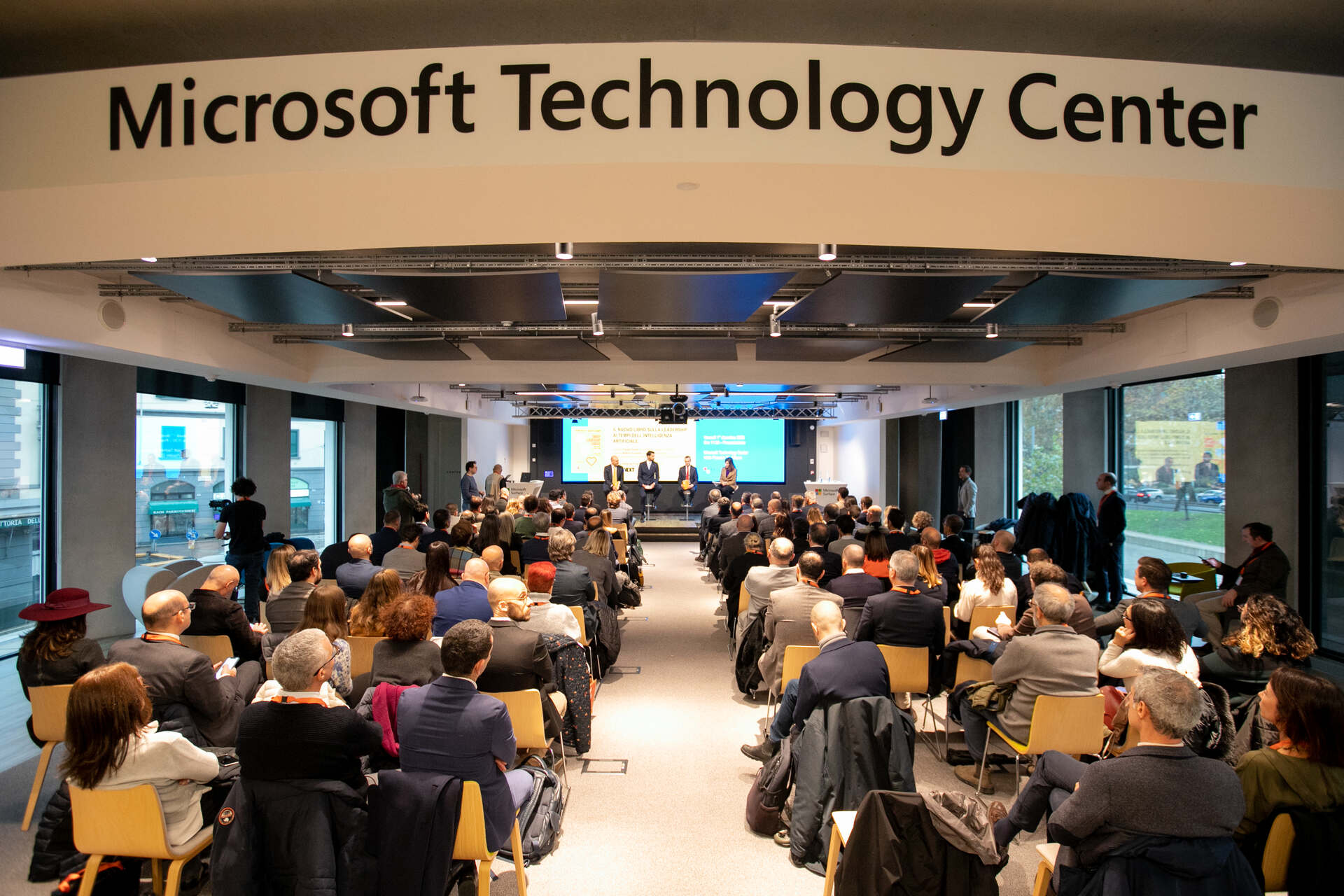 Leader dell'AI: la presentazione del libro “Smart Leadership Canvas: come guidare la rivoluzione dell’intelligenza artificiale con il cuore e il cervello”