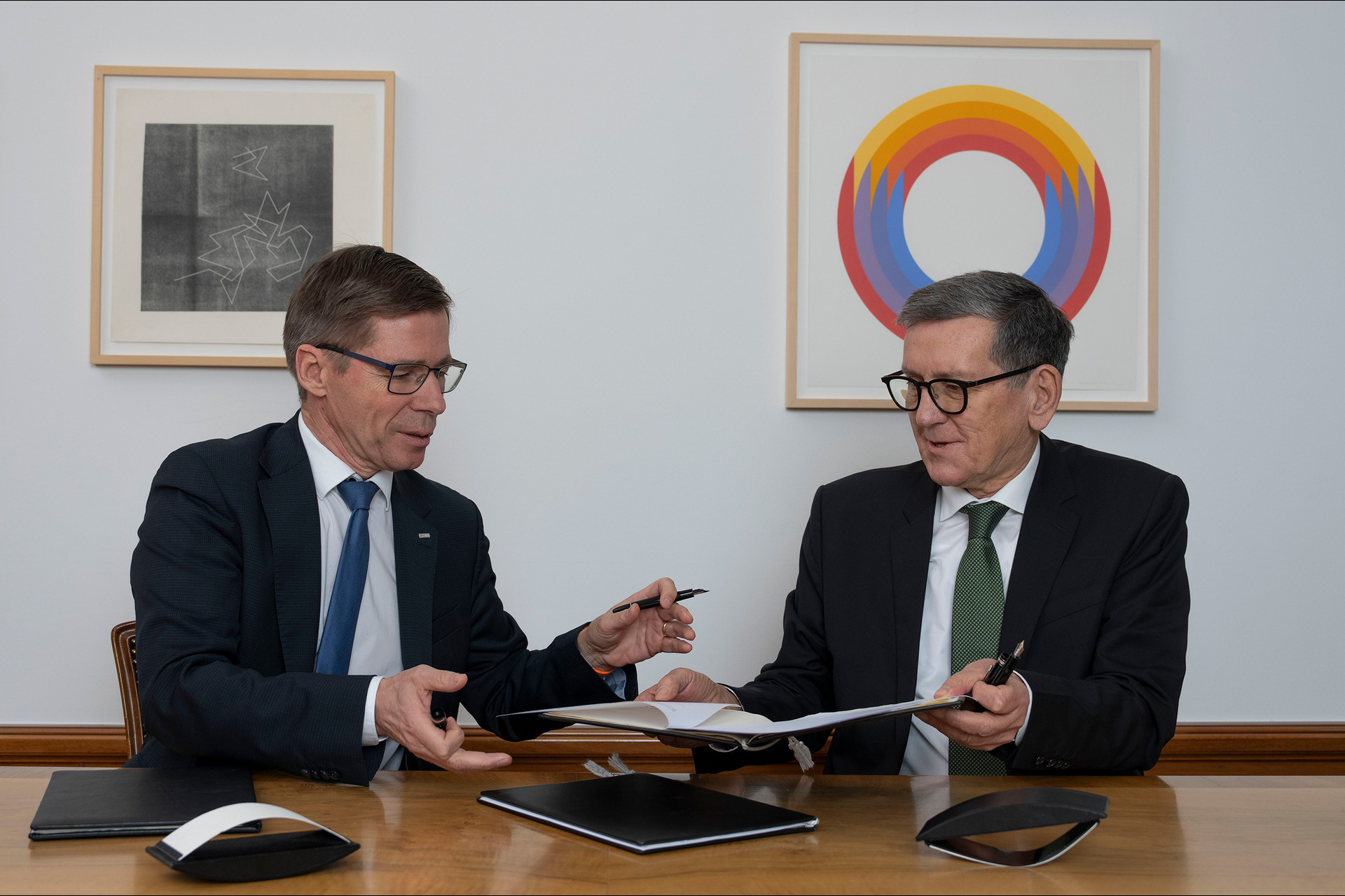 Politecnico di Zurigo: il presidente dell'ETH, Joël Mesot, e l'amministratore delegato della Fondazione Dieter Schwarz, Reinhold Geilsdörfer