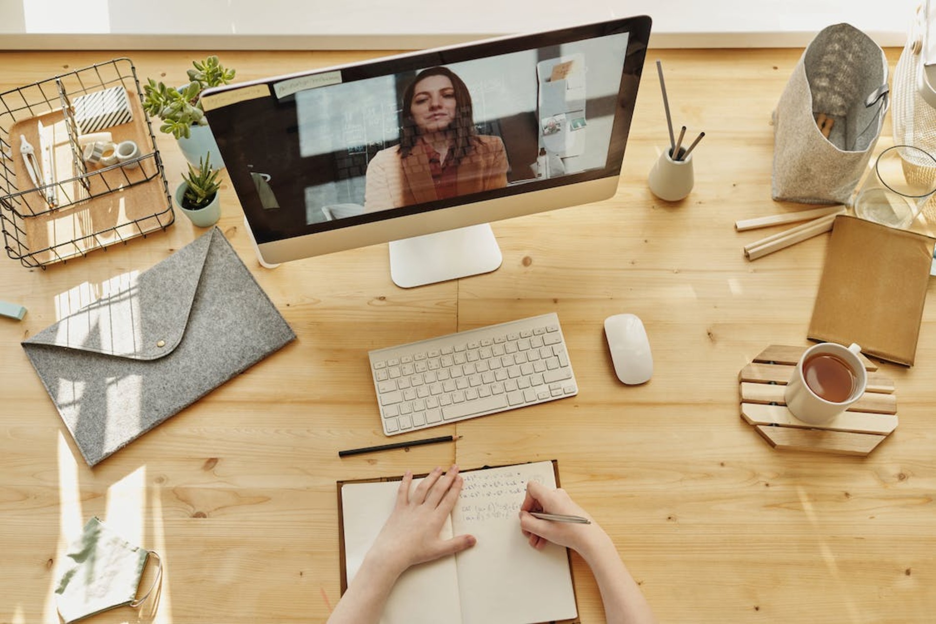 Community & Crowd: nel mondo digitale, i concetti di "community" e "crowd" hanno un'importanza maggiore, poiché le interazioni avvengono online