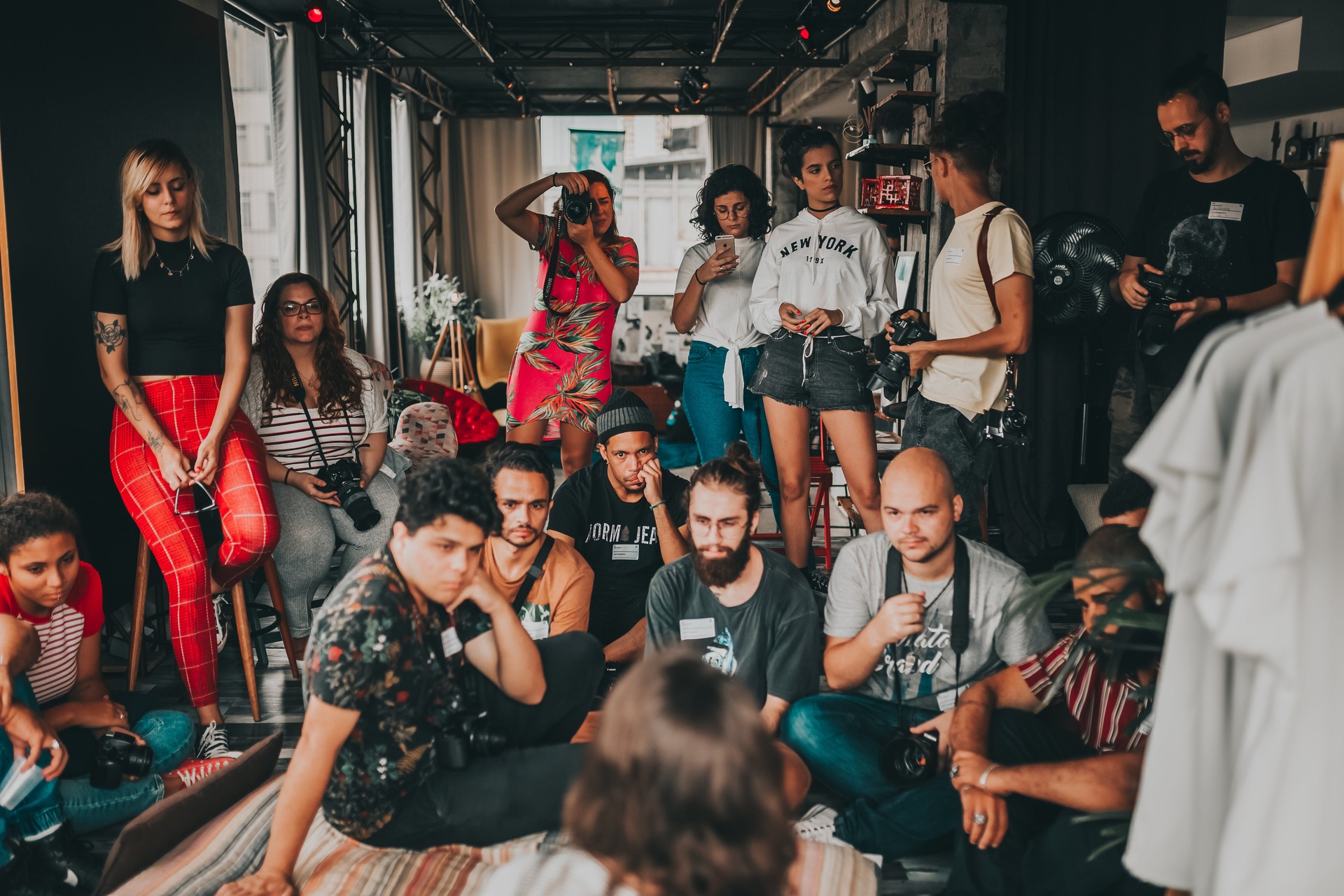 Community & Crowd: nel mondo digitale, i concetti di "community" e "crowd" hanno un'importanza maggiore, poiché le interazioni avvengono online