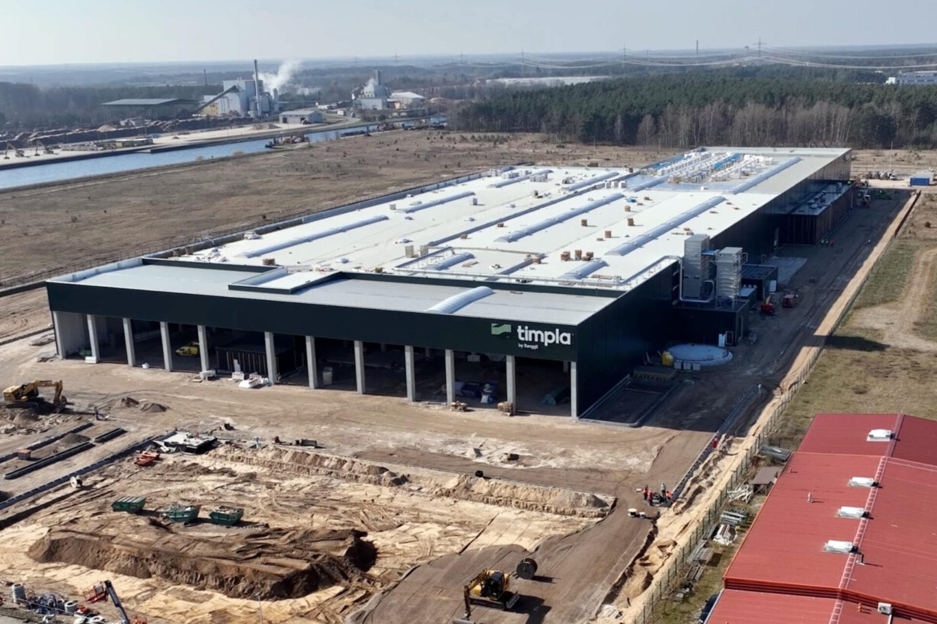 La fabbrica modulare in legno della società timpla GmbH in un’immagine ripresa con un drone dal lato sudorientale: essa sorgerà a Eberswalde, nel Land tedesco del Brandeburgo