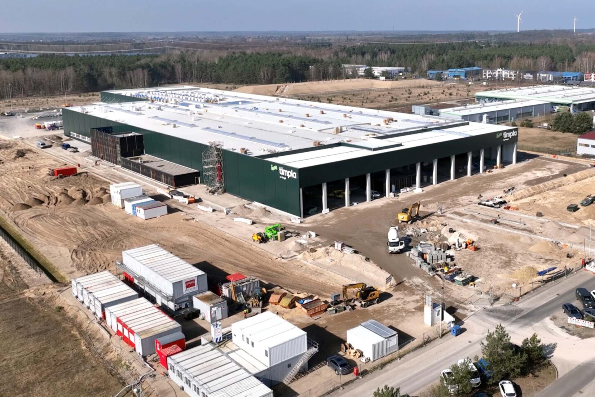 La fabbrica modulare in legno della società timpla GmbH in un’immagine ripresa con un drone dal lato sudorientale: essa sorgerà a Eberswalde, nel Land tedesco del Brandeburgo