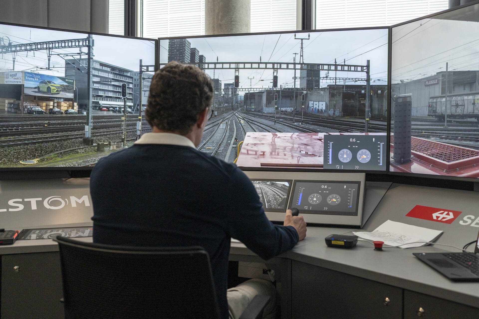 Locomotiva guidata da remoto: a Zurigo Mülligen, in Svizzera, i test organizzati della SBB CFF FFS con il cpordinamento di Beat Rappo e un pannello realizzato da Alstom