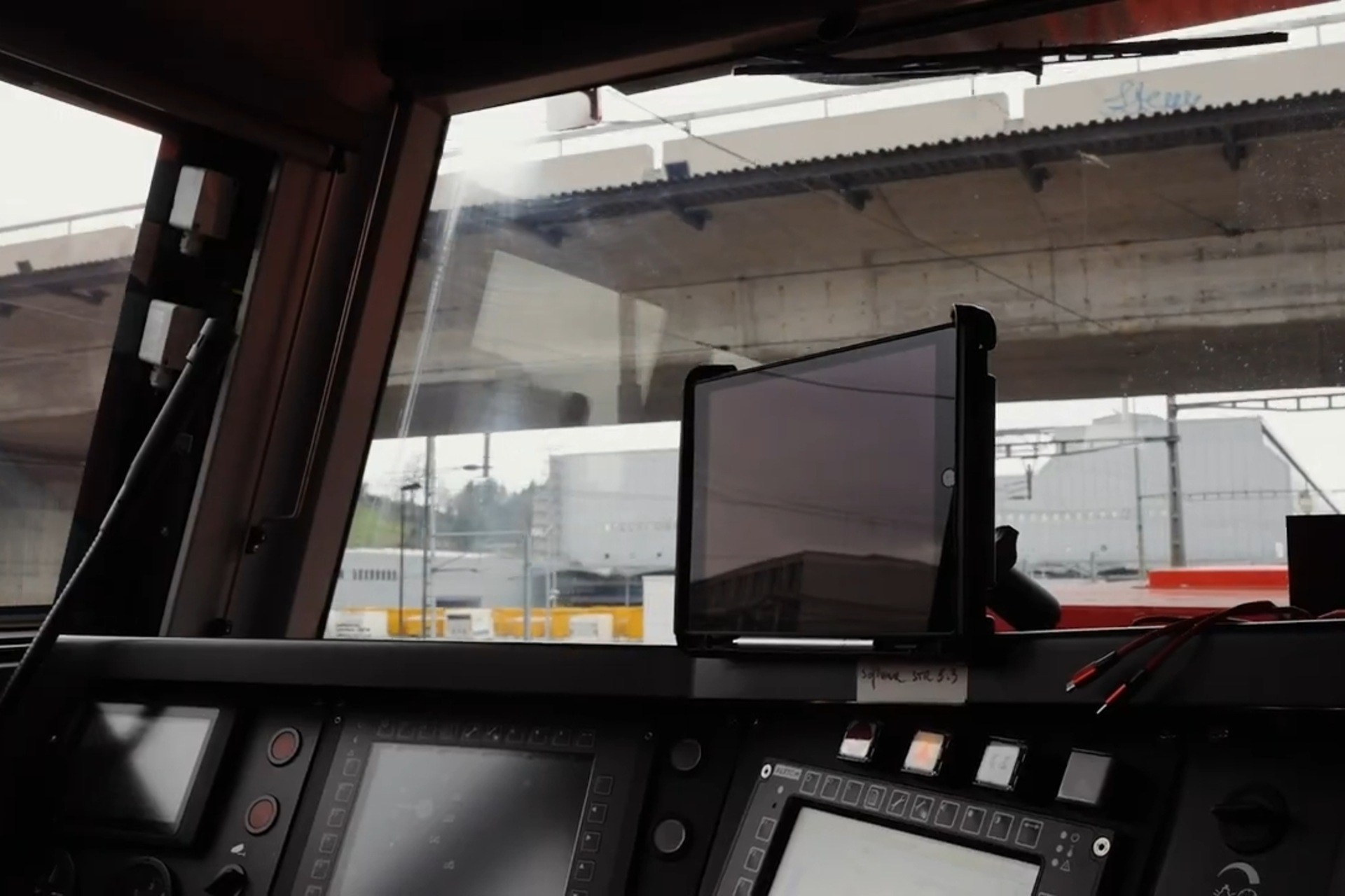 Locomotiva guidata da remoto: a Zurigo Mülligen, in Svizzera, i test organizzati della SBB CFF FFS con il cpordinamento di Beat Rappo e un pannello realizzato da Alstom