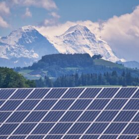 Dal vento e dal sole riserve di elettricità per… l’inverno