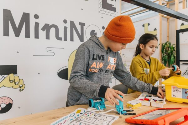 Così 6.300 piccole menti curiose sperimentano il (loro) futuro