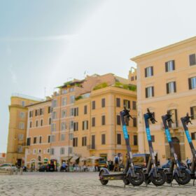 Per Helbiz il parcheggio non è “selvaggio” se è incentivato