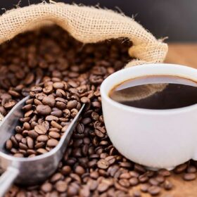 Il caffè è “utile” o ci fa male? Una prospettiva innovativa