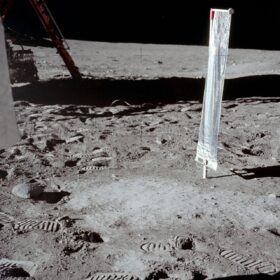 La prima “bandiera” sulla Luna? Fu bianca e made-in-Svizzera