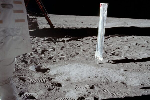 La prima “bandiera” sulla Luna? Fu bianca e made-in-Svizzera