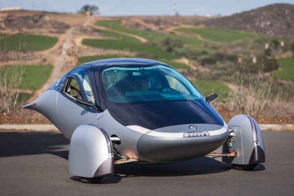 Un po’ californiana, un po’ emiliana: è la prima vera auto solare