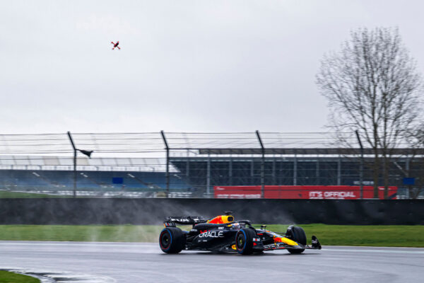 Max Verstappen sfidato dal robot volante più veloce del mondo