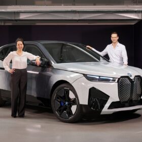 È la BMW iX Flow il primo maxi SUV dalla livrea “incantata”